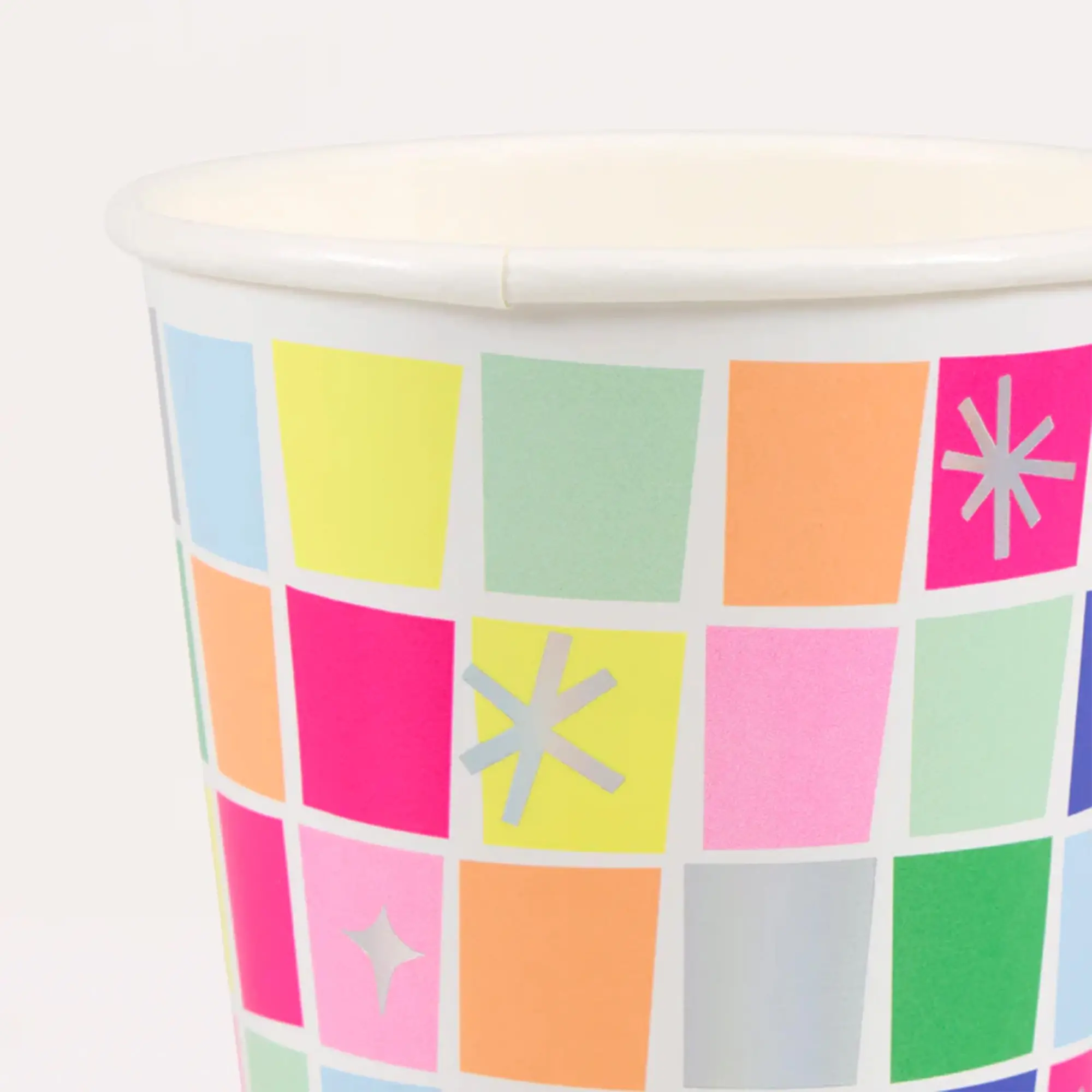 Becher, Kunststoff, bunte Quadrate, Muster, Becherrand