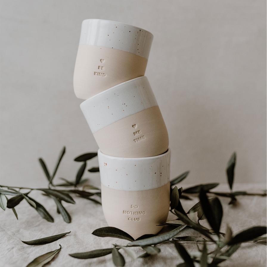 Eulenschnitt - Steingut-Becher "Do Nothing Club" Eulenschnitt - Steingut-Becher "Do Nothing Club"