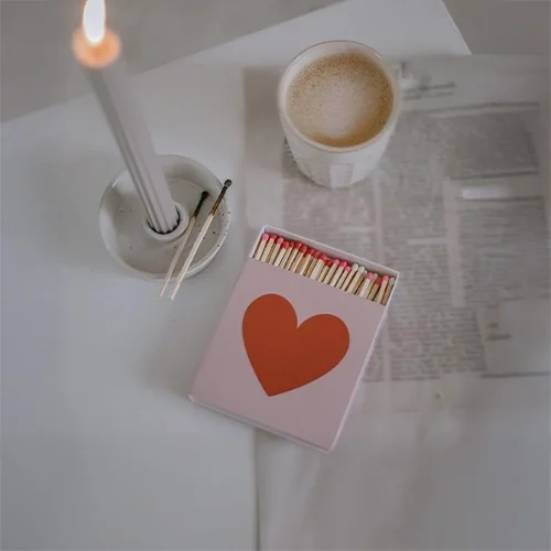 Karten, Herz, Streichhölzer, Zigarette, Kaffeemug
