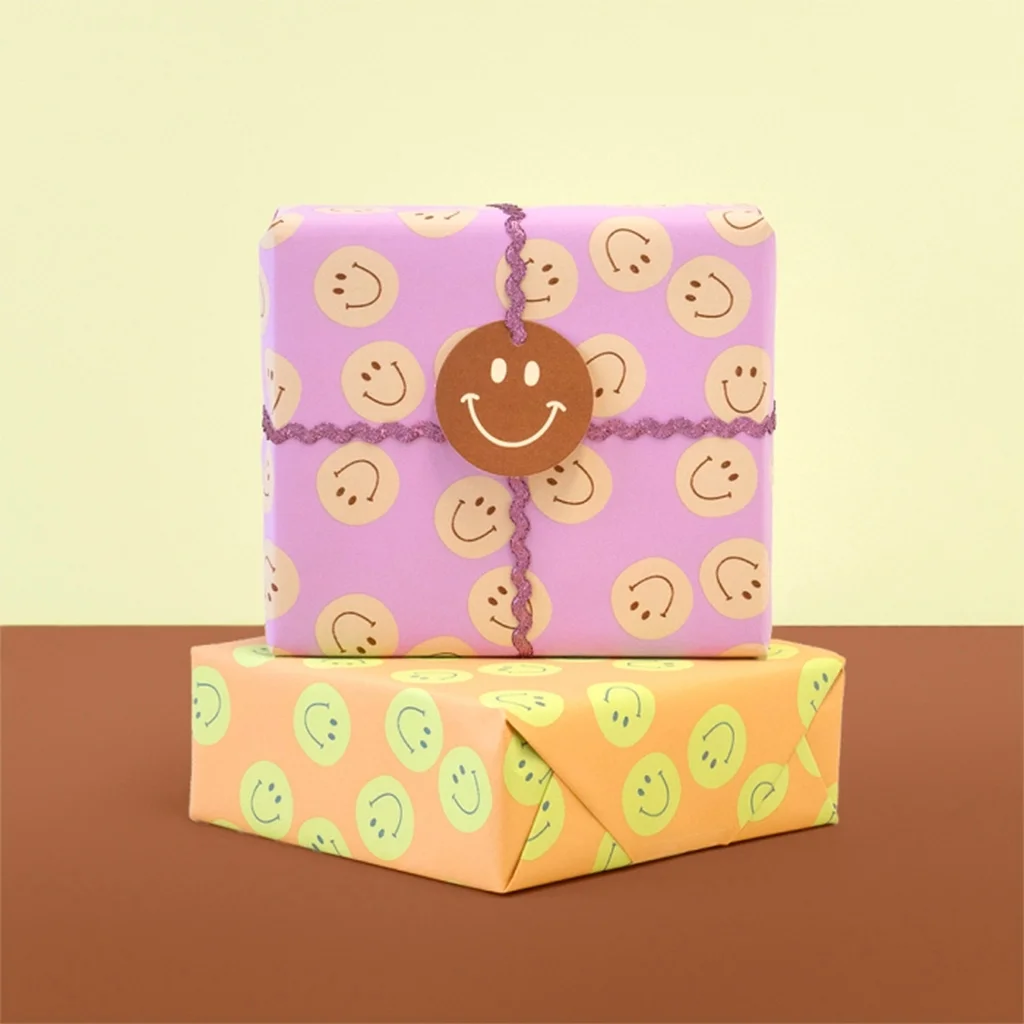 Geschenkverpackung, Geschenkbox, Luftig-lila, Smiley-Muster, Band-Verzierung