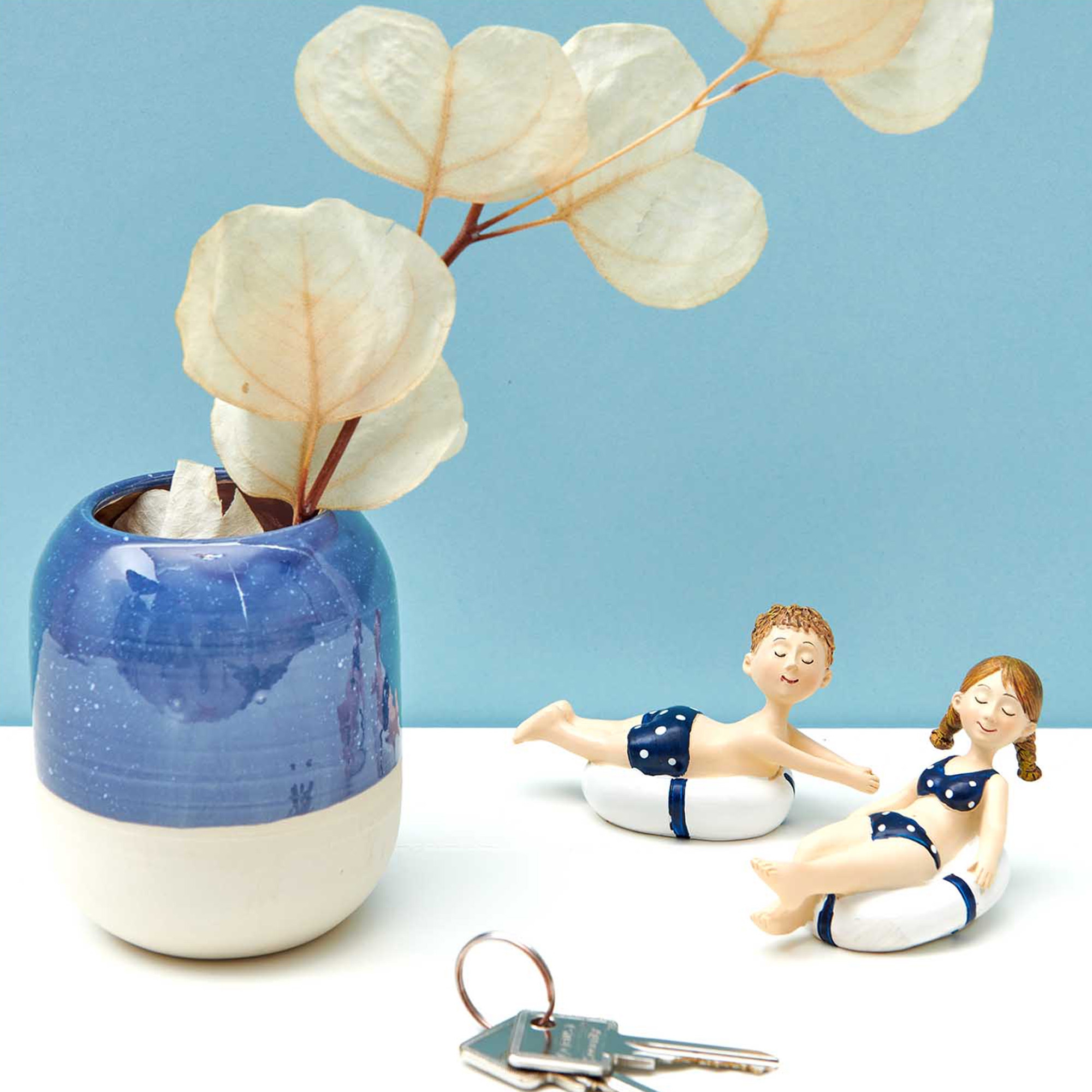 Mädchen mit Schwimmreifen Mädchen mit Schwimmreifen