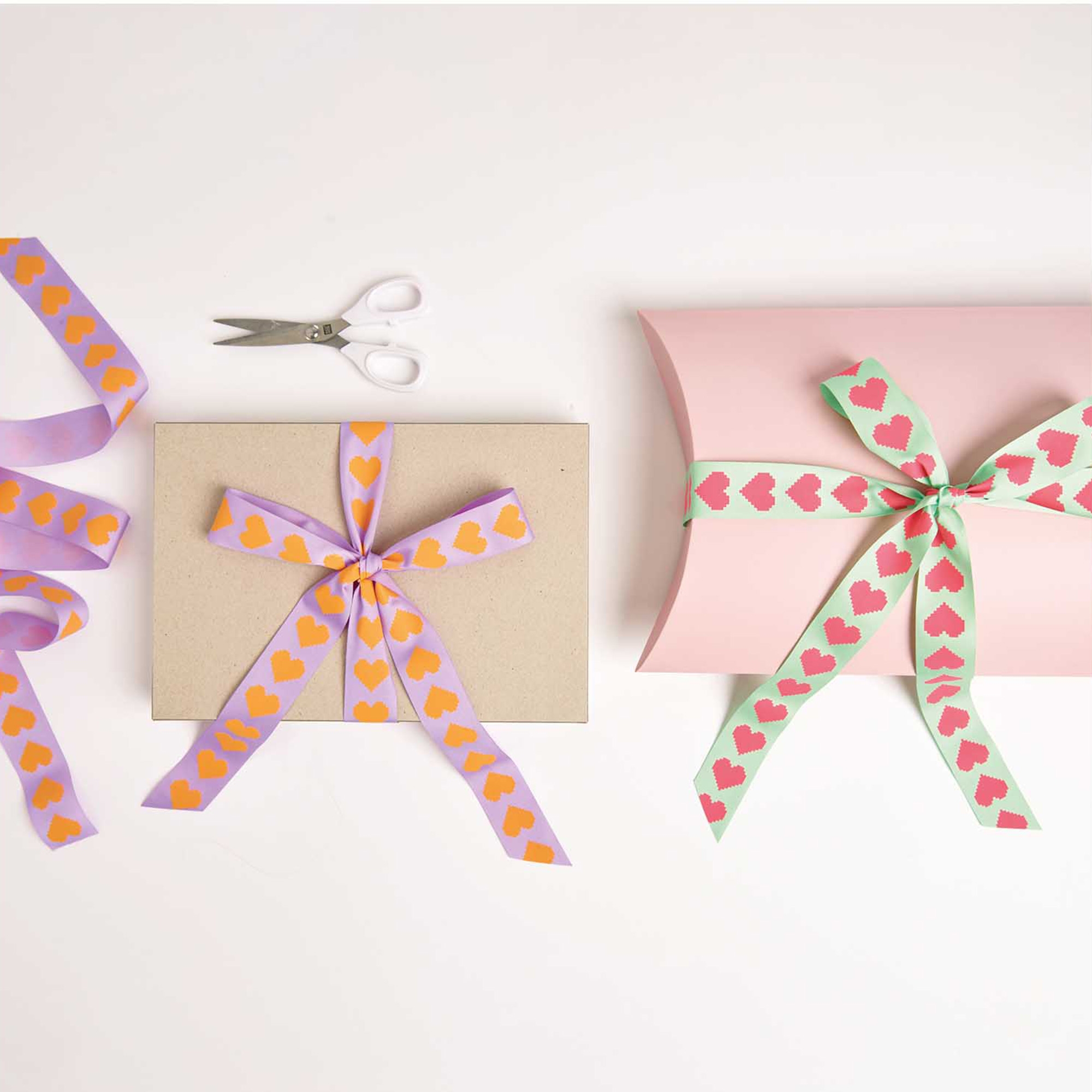 Taftband "Pixel Herzen" Flieder/Neon Orange, 3,8 x 300 cm Taftband "Pixel Herzen" Flieder/Neon Orange, 3,8 x 300 cm