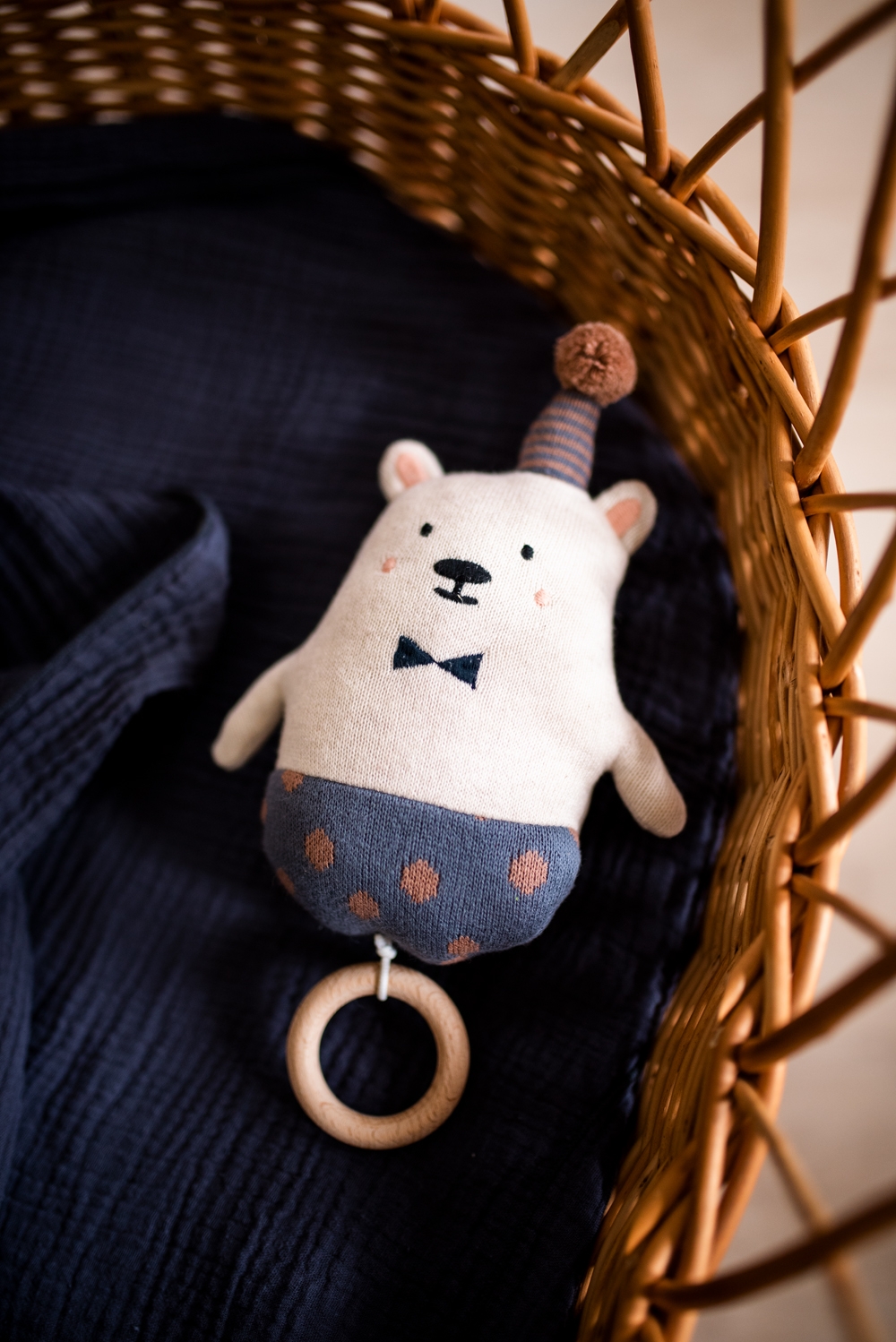 Strickspieluhr "Eisbär mit Hütchen"