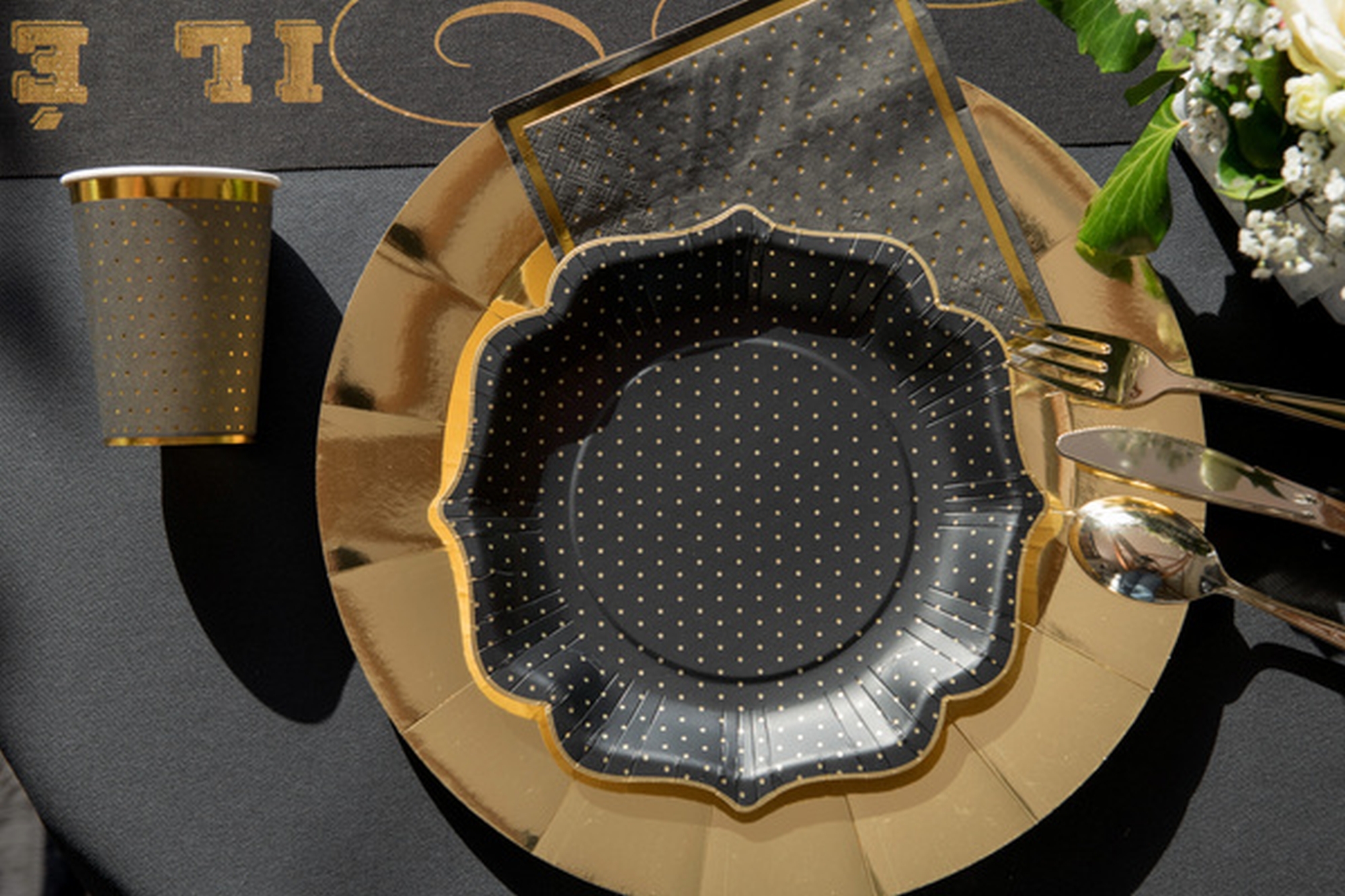 Glamour - 10 Pappbecher Schwarz / goldene Punkte