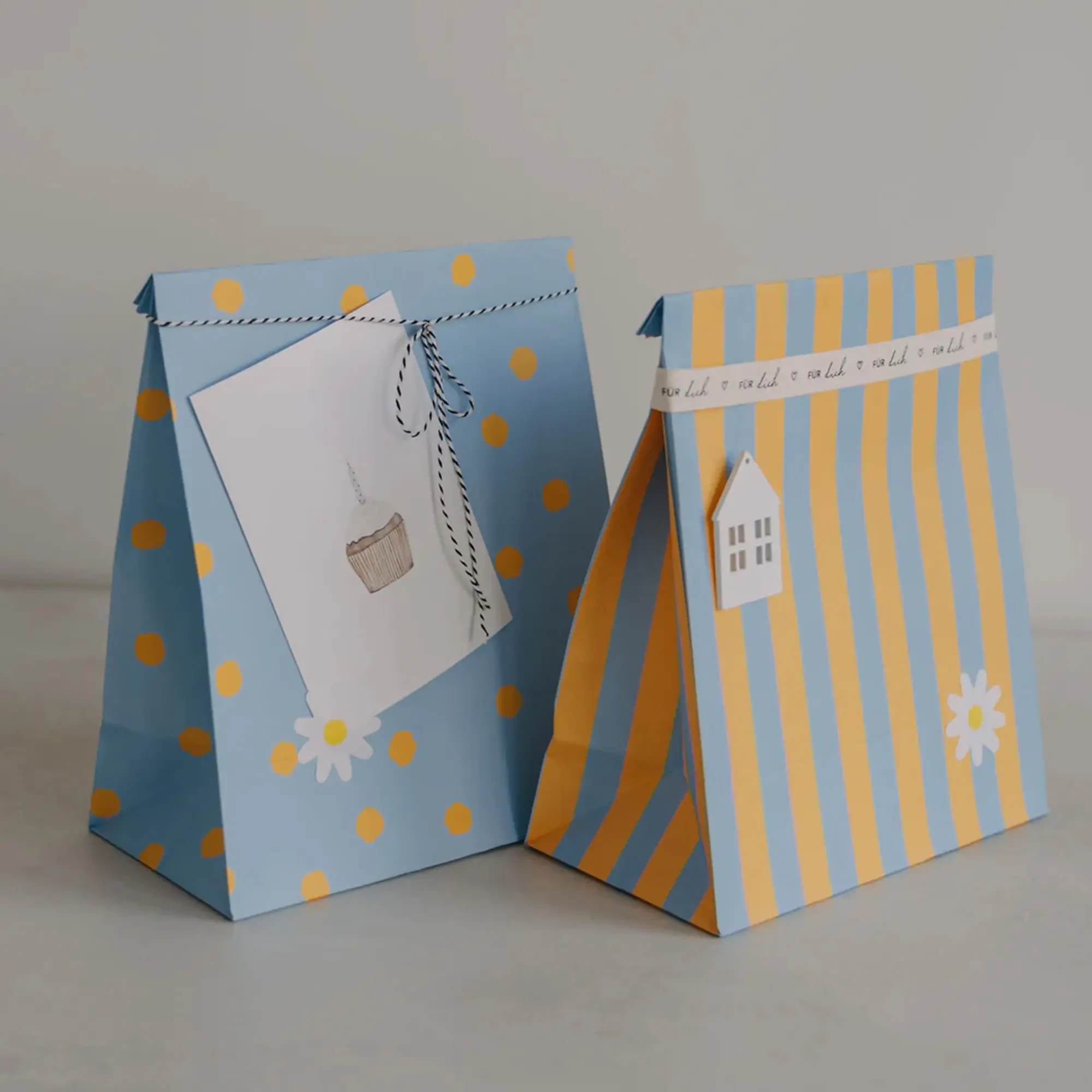 Geschenktüte, Papiertüte, Geburtstag, Blumenmuster, Streifenmuster