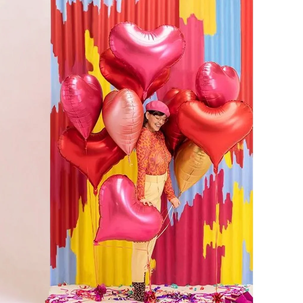 balloons, herzförmige luftballons, pink balloons, party decor, frau mit luftballons