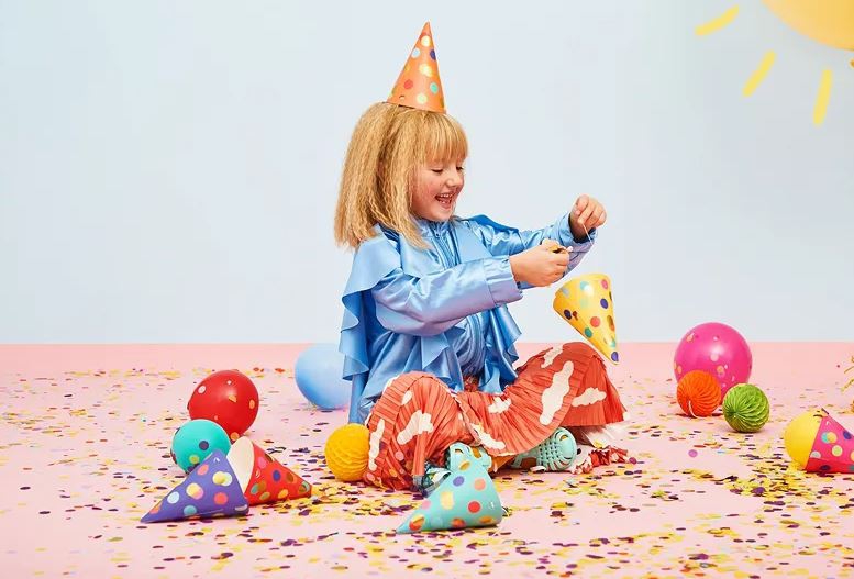 6 Partyhüte, Bunt mit Punkten 6 Partyhüte, Bunt mit Punkten