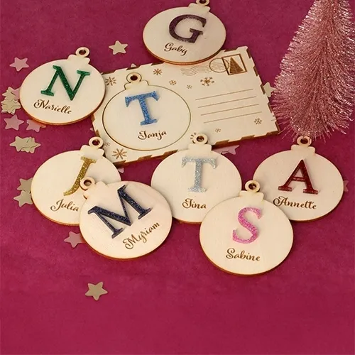 Holzanhänger, Namensanhänger, Weihnachtsornament, Personalisierte Dekoration, Holzscheibe