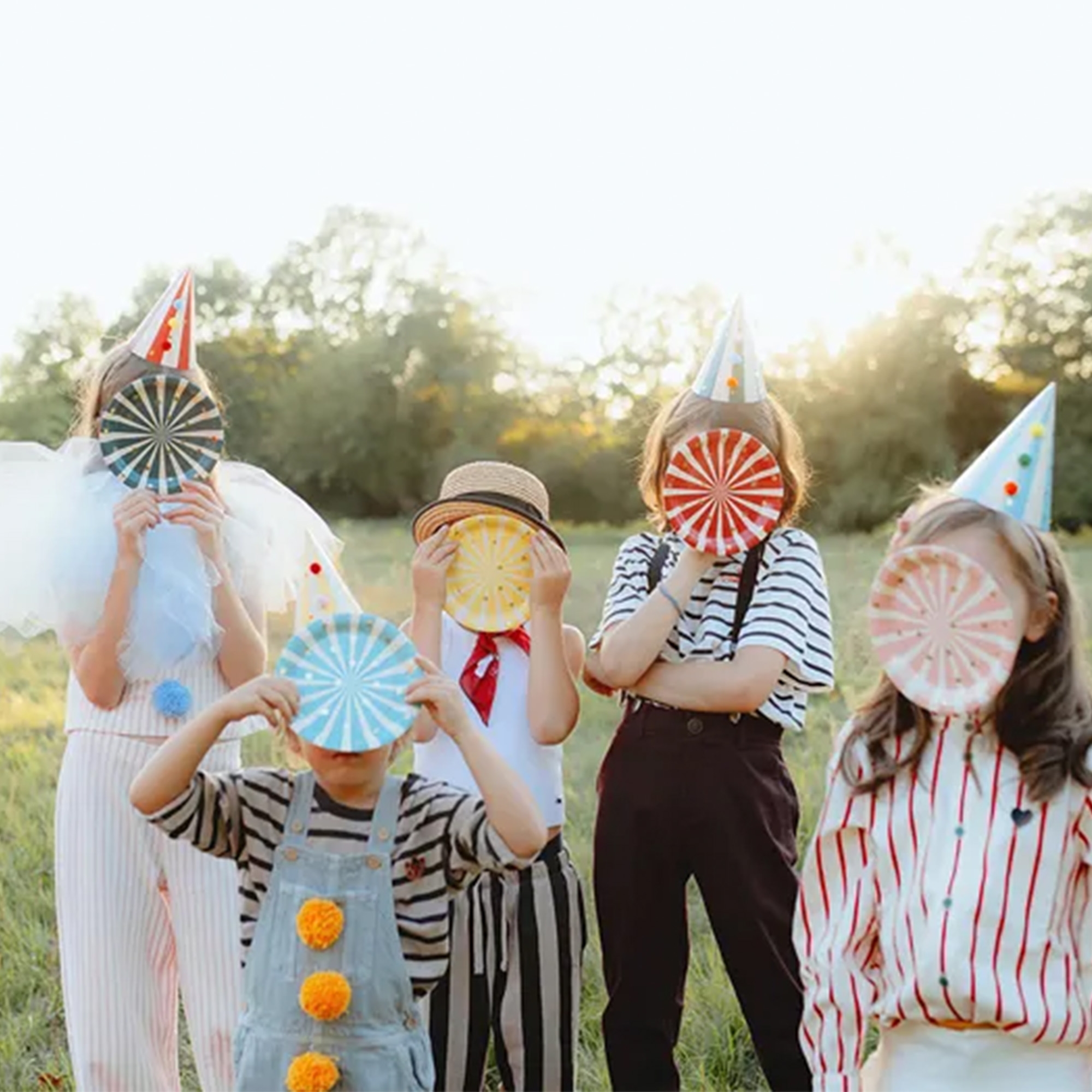 6 Partyhüte mit Pompons Party, Kinderparty, Deko, Papierplatte, Kostümzubehör