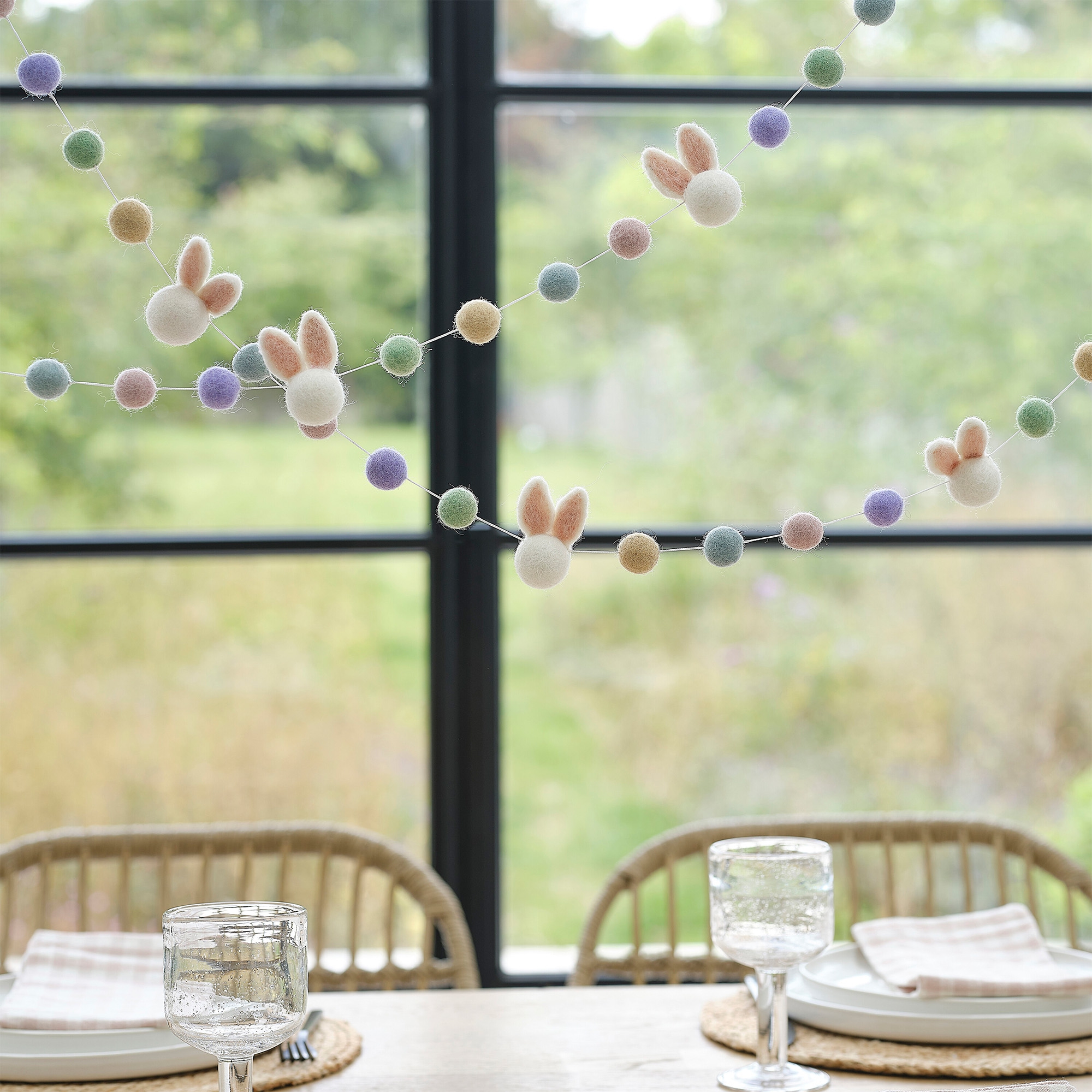 Girlande "Hasen und Bommel" aus Filz 1,5 m Girlande "Hasen und Bommel" aus Filz 1,5 m