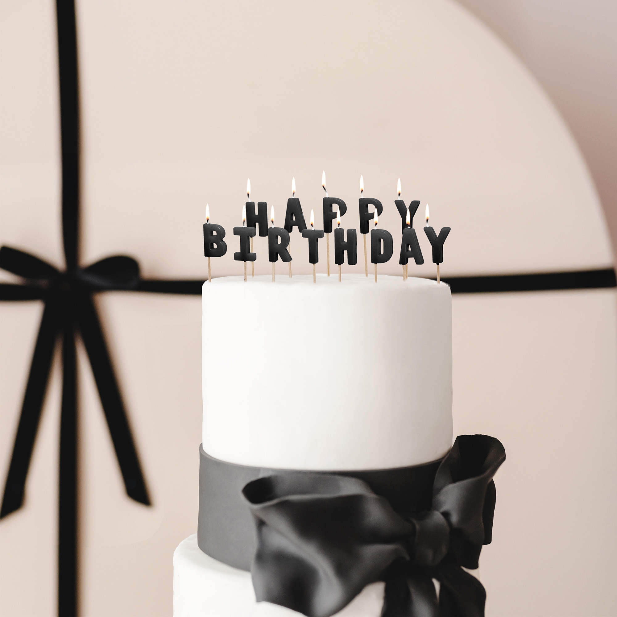 birthday cake, Zweistöckige Torte, weiße Torte, schwarzes Band, Kerzen auf Kuchen