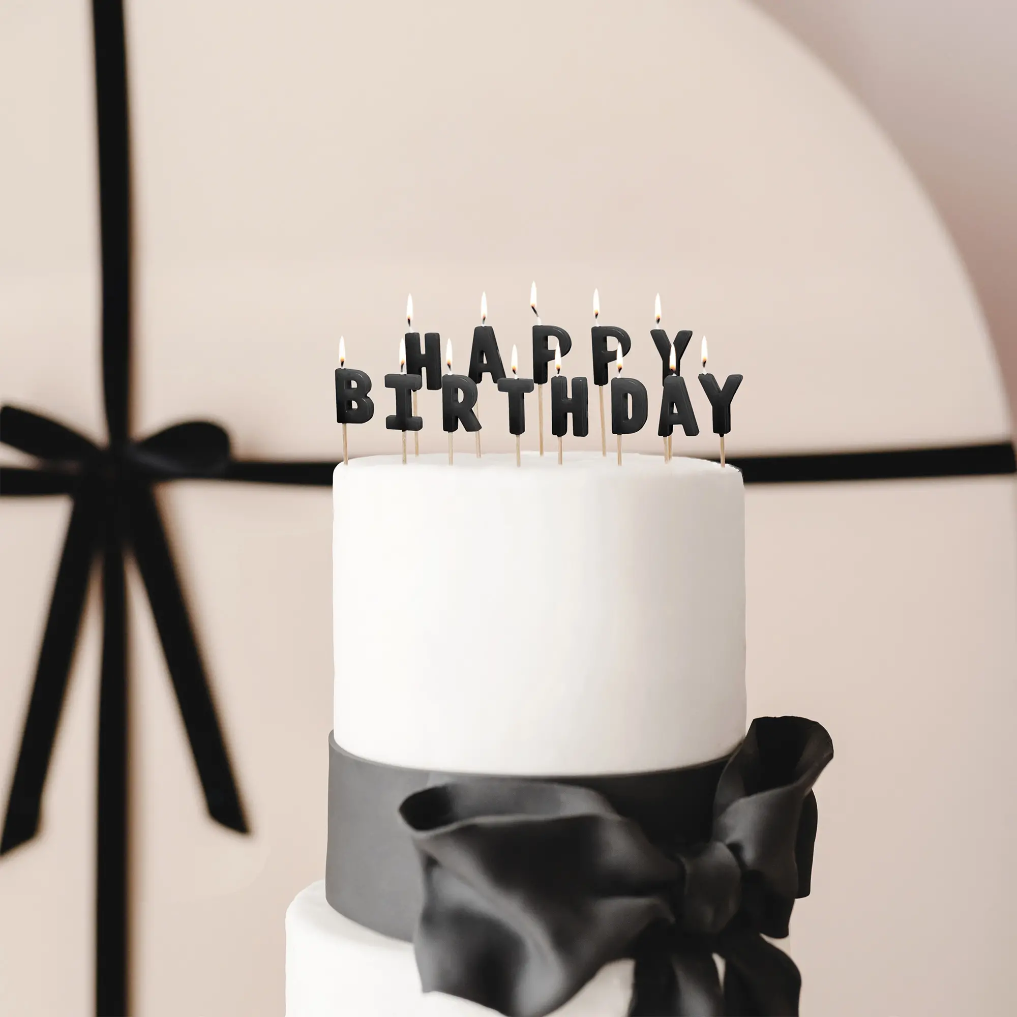  birthday cake, Zweistöckige Torte, weiße Torte, schwarzes Band, Kerzen auf Kuchen