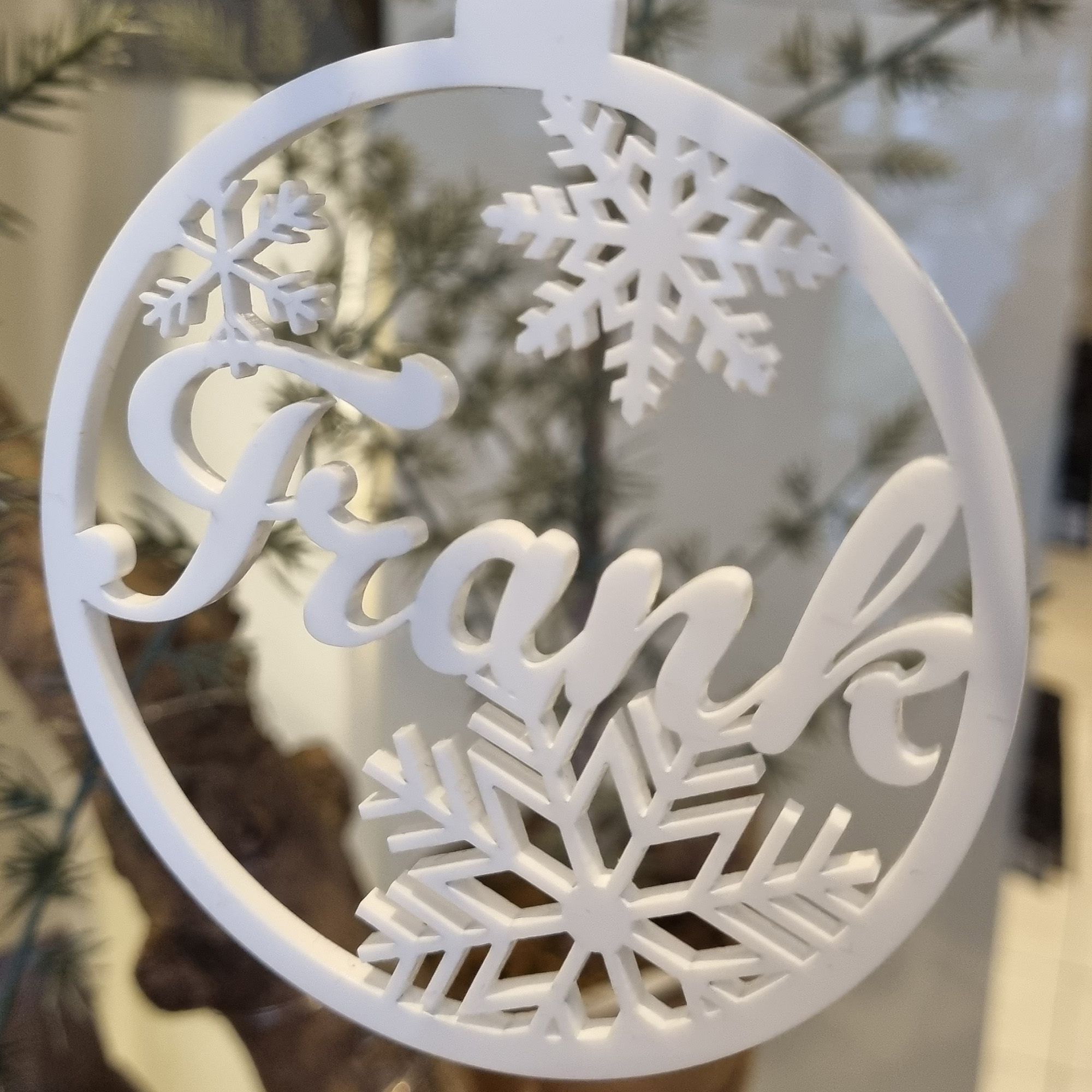 Geschenkanhänger Baumkugel "Name" aus Acryl Weiß Geschenkanhänger Baumkugel "Name" aus Acryl Weiß