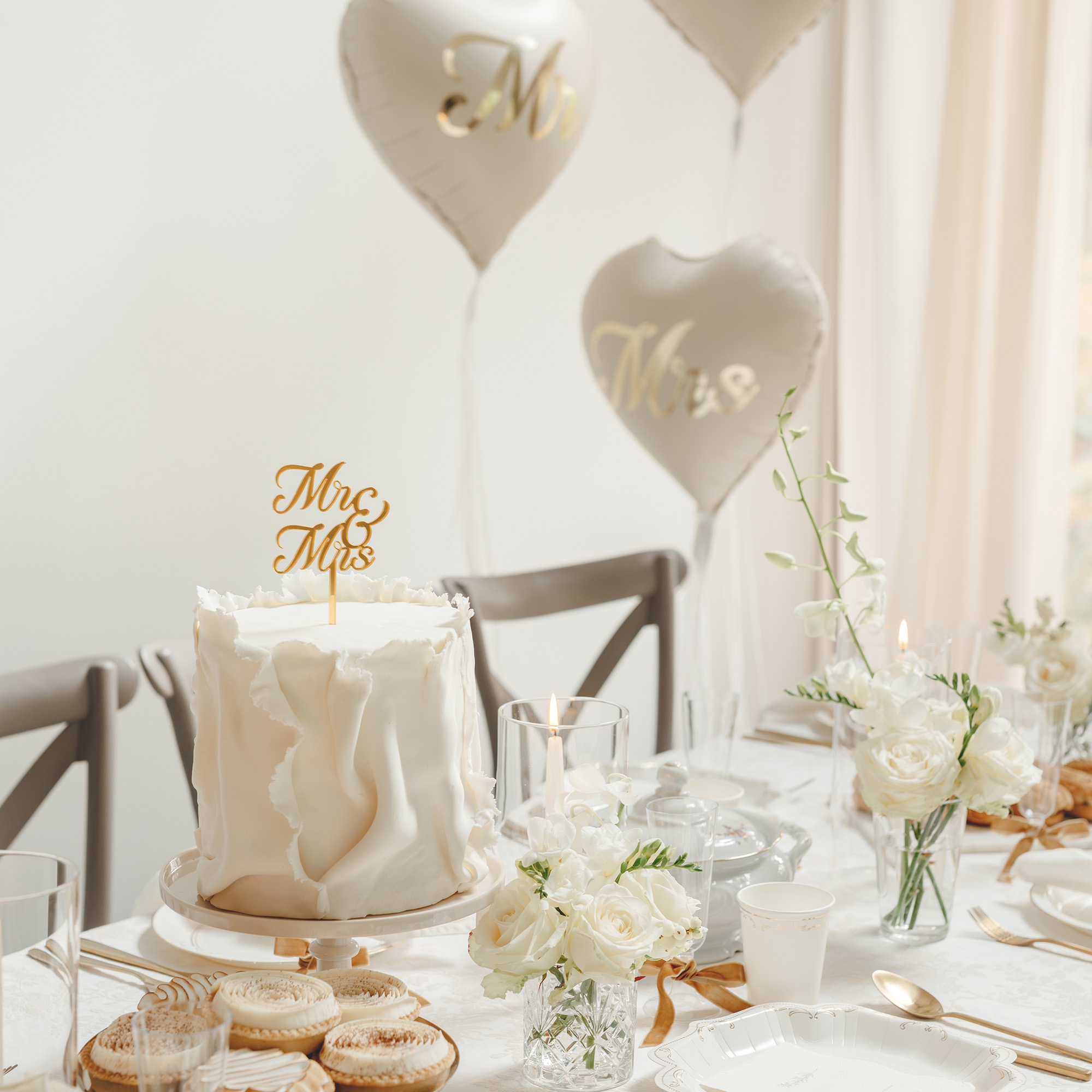 Cake Topper "Mr & Mrs" Gold hochzeitstisch, kuchen, ballonherz, weiße blumen, serviergeschirr