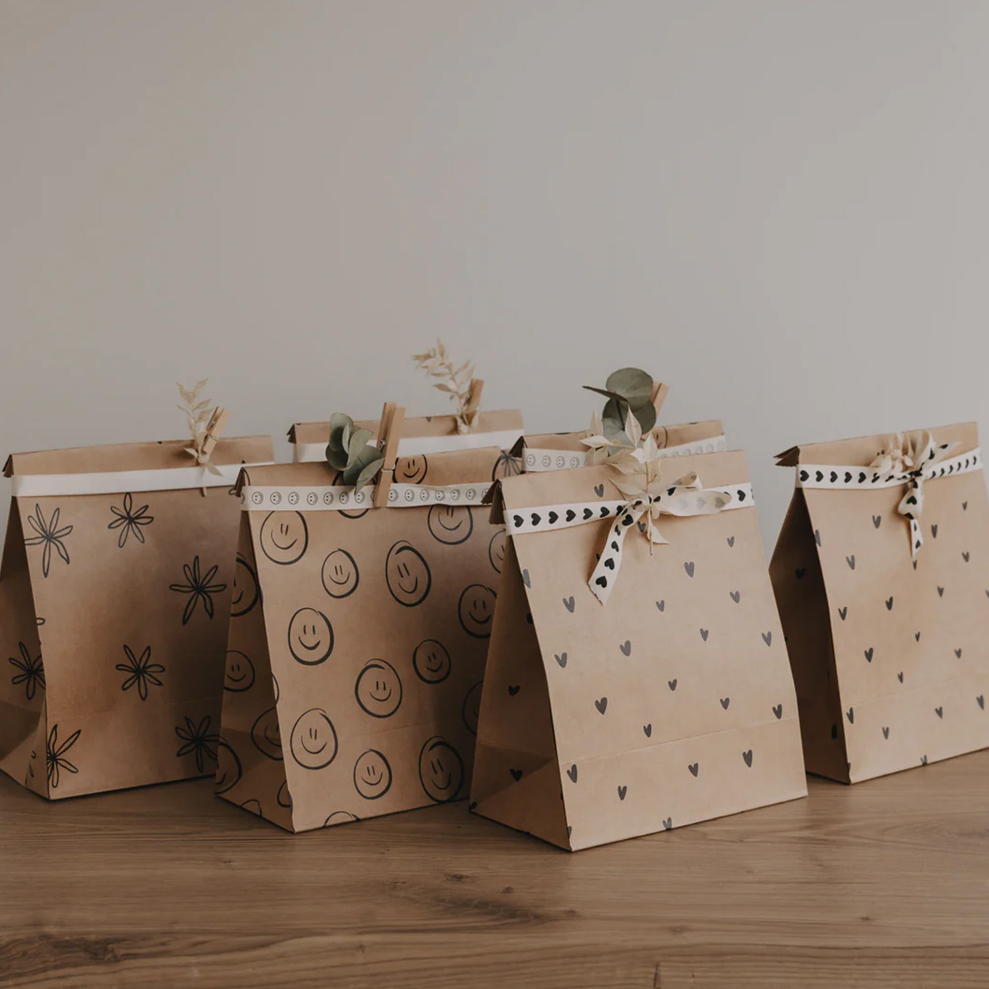 Kraftpapier-Tüten, Geschenktüte, Handgemacht, Klebeband mit Muster, Herzmuster