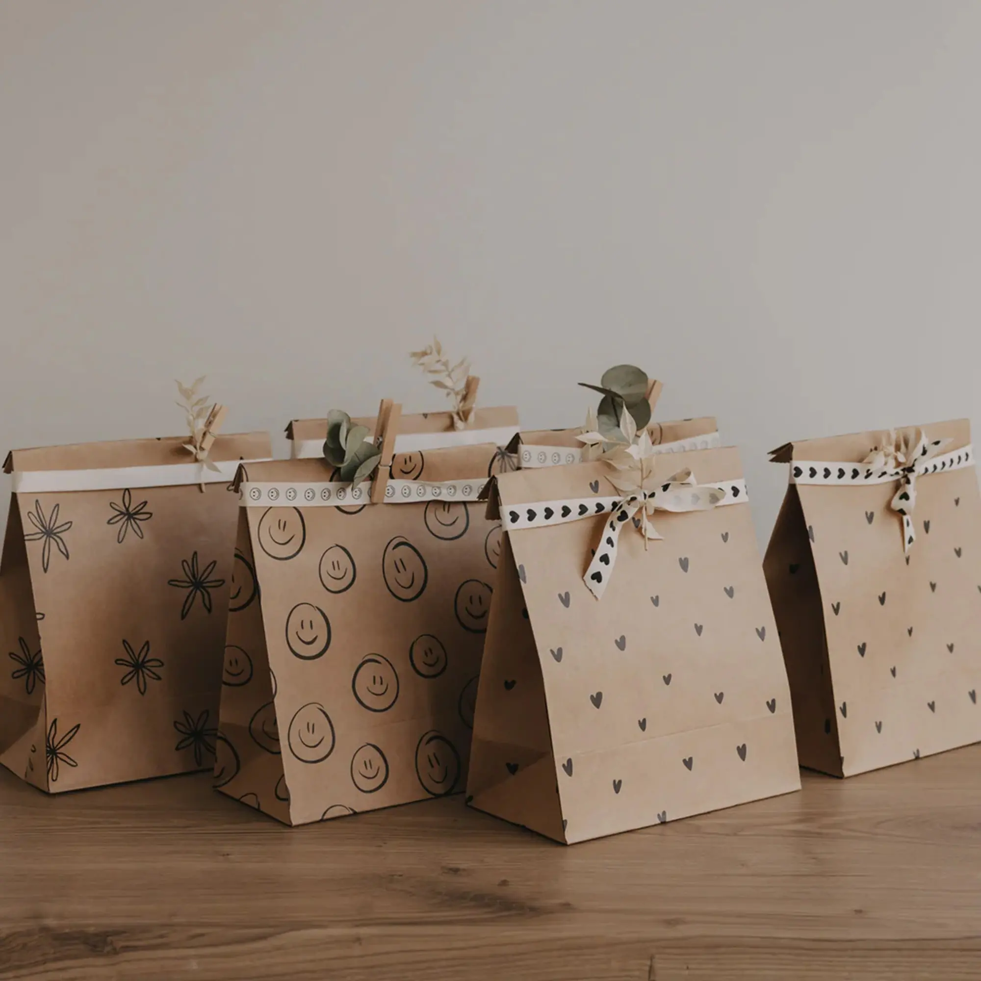 Kraftpapier-Tüten, Geschenktüte, Handgemacht, Klebeband mit Muster, Herzmuster