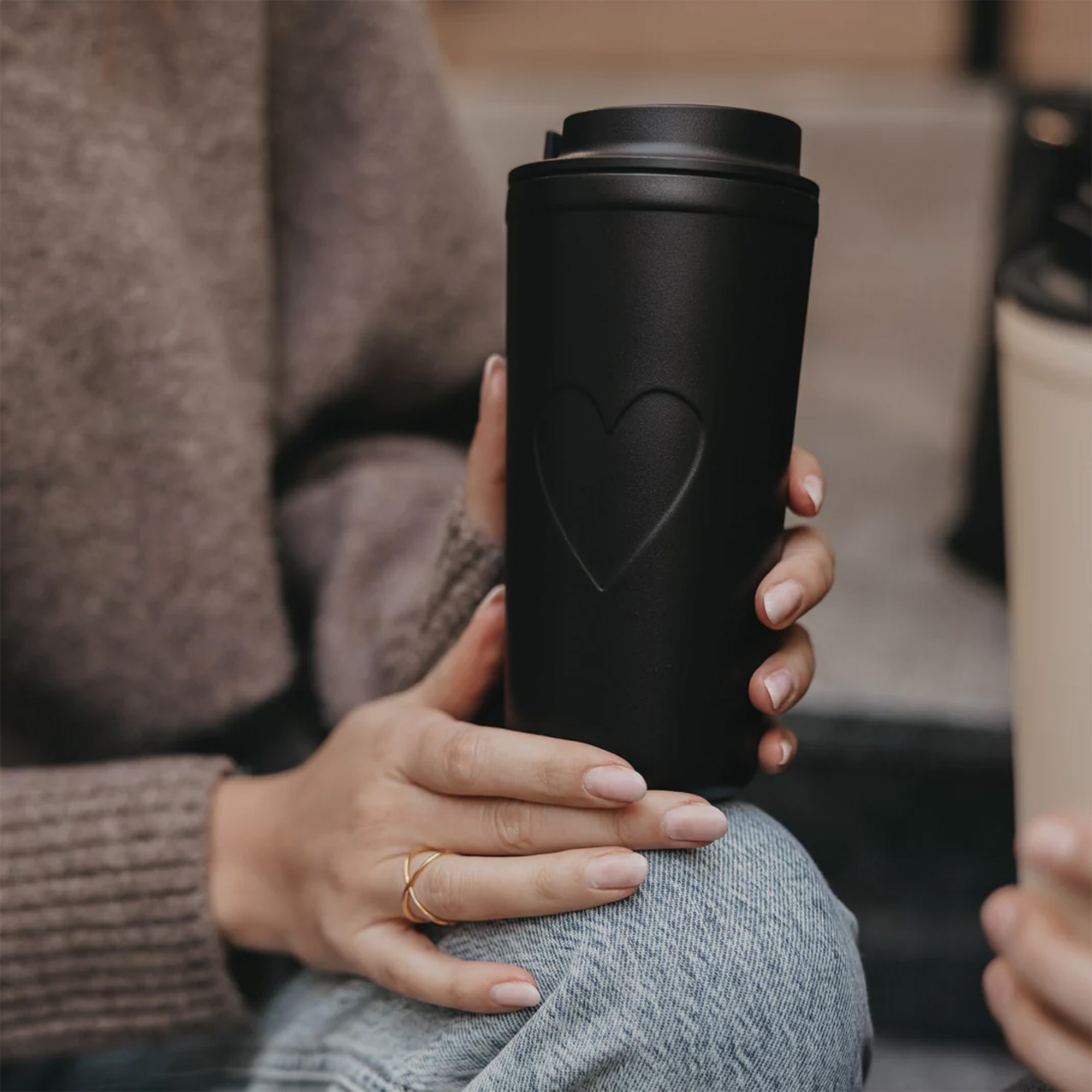 Reisebecher, isoliert, Schwarz, Herz-Motiv, Wiederverwendbar