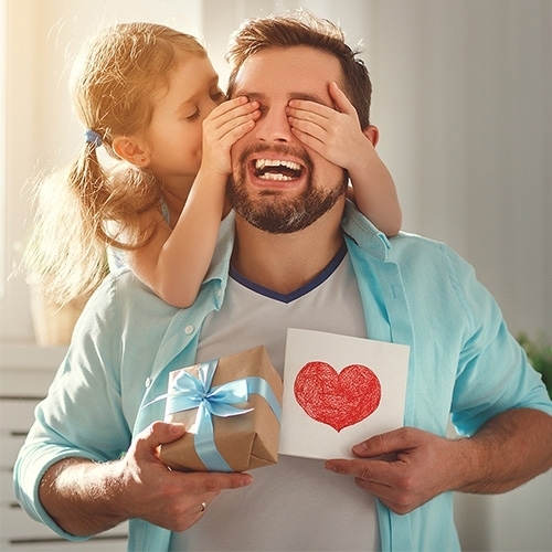 männlicher vater, kinder umarmung, geschenke, herzkarte, geschenkbox
