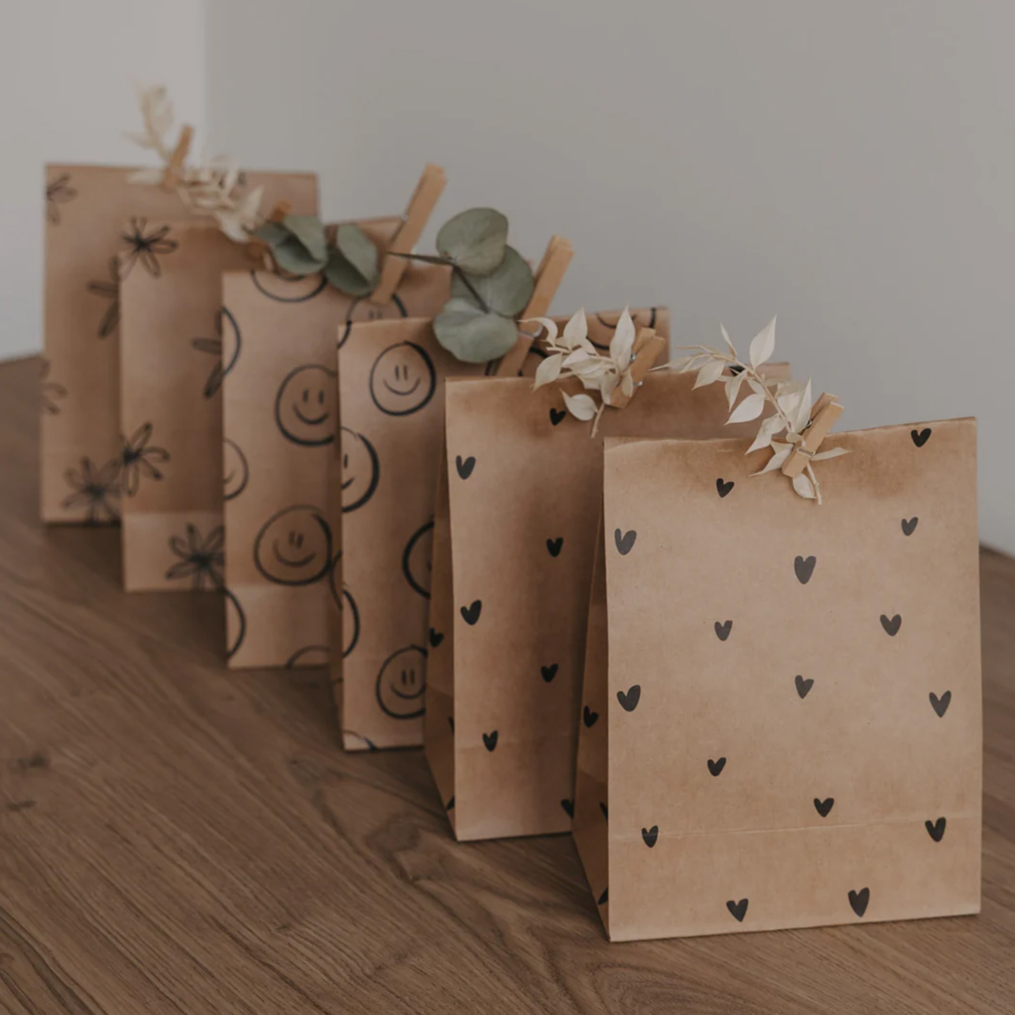 braune papiertüten, geschenkverpackung, herzmuster, kleine geschenkverpackung, deko-tüten