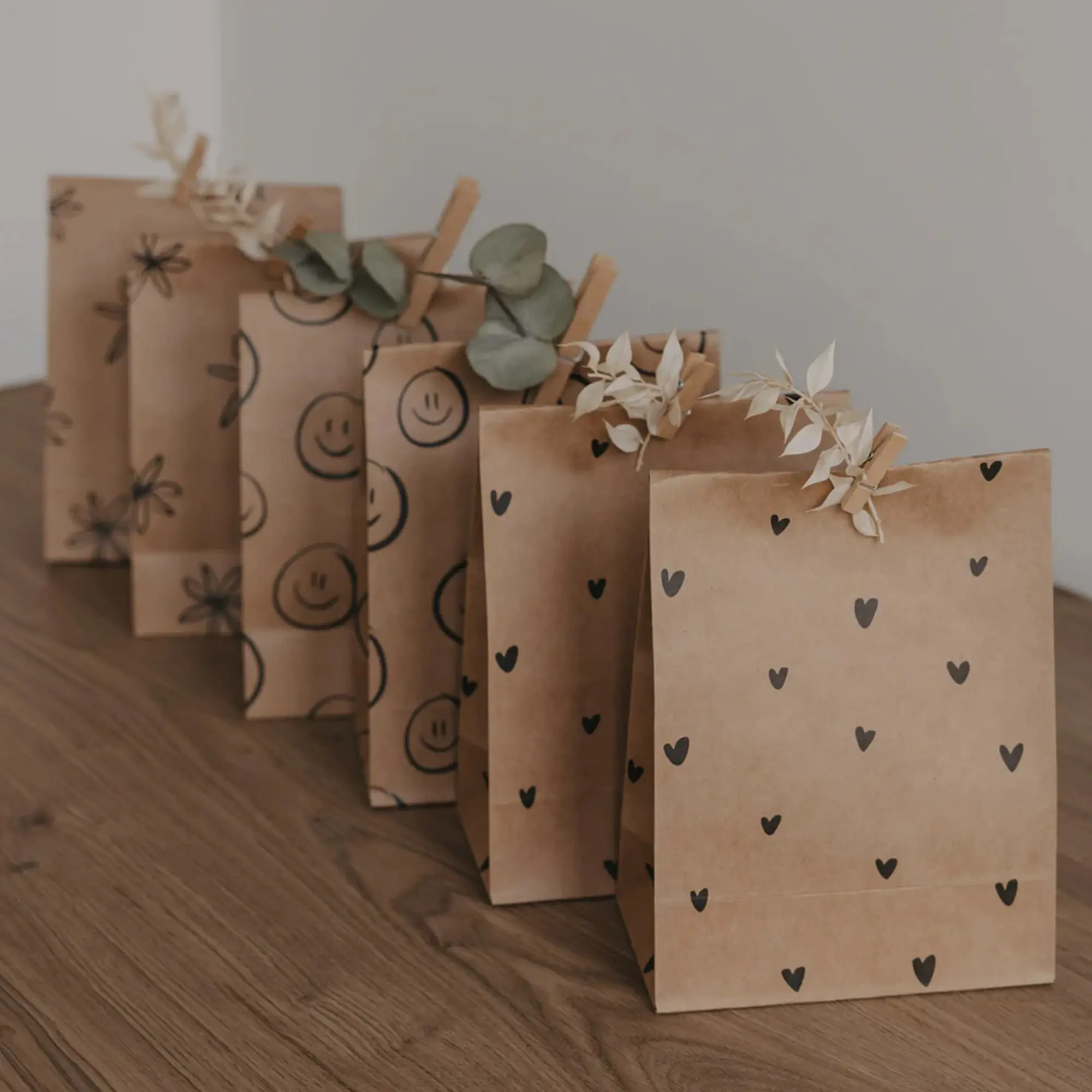 braune papiertüten, geschenkverpackung, herzmuster, kleine geschenkverpackung, deko-tüten