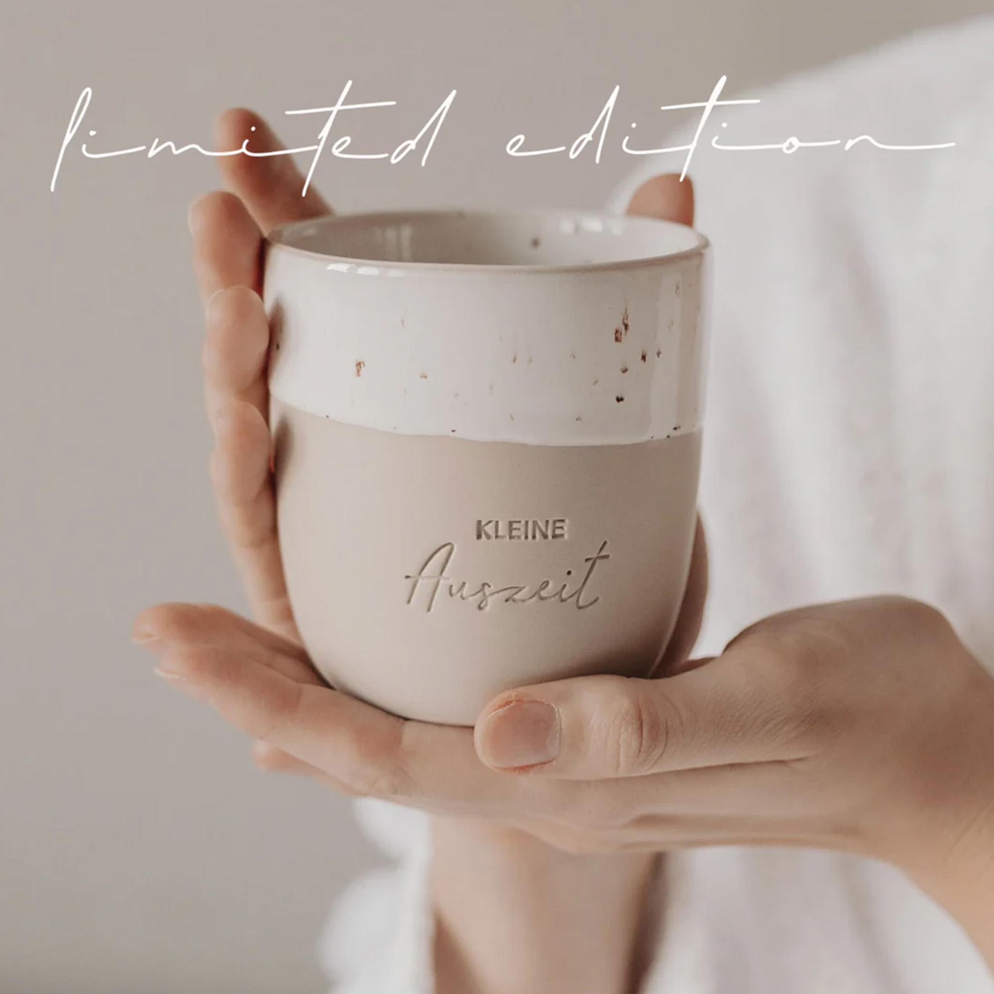 Eulenschnitt - Steingut-Becher "Kleine Auszeit" Limited Edition Keramiktasse, Becher, Zweilagig, in der Hand gehalten, gravierter Text