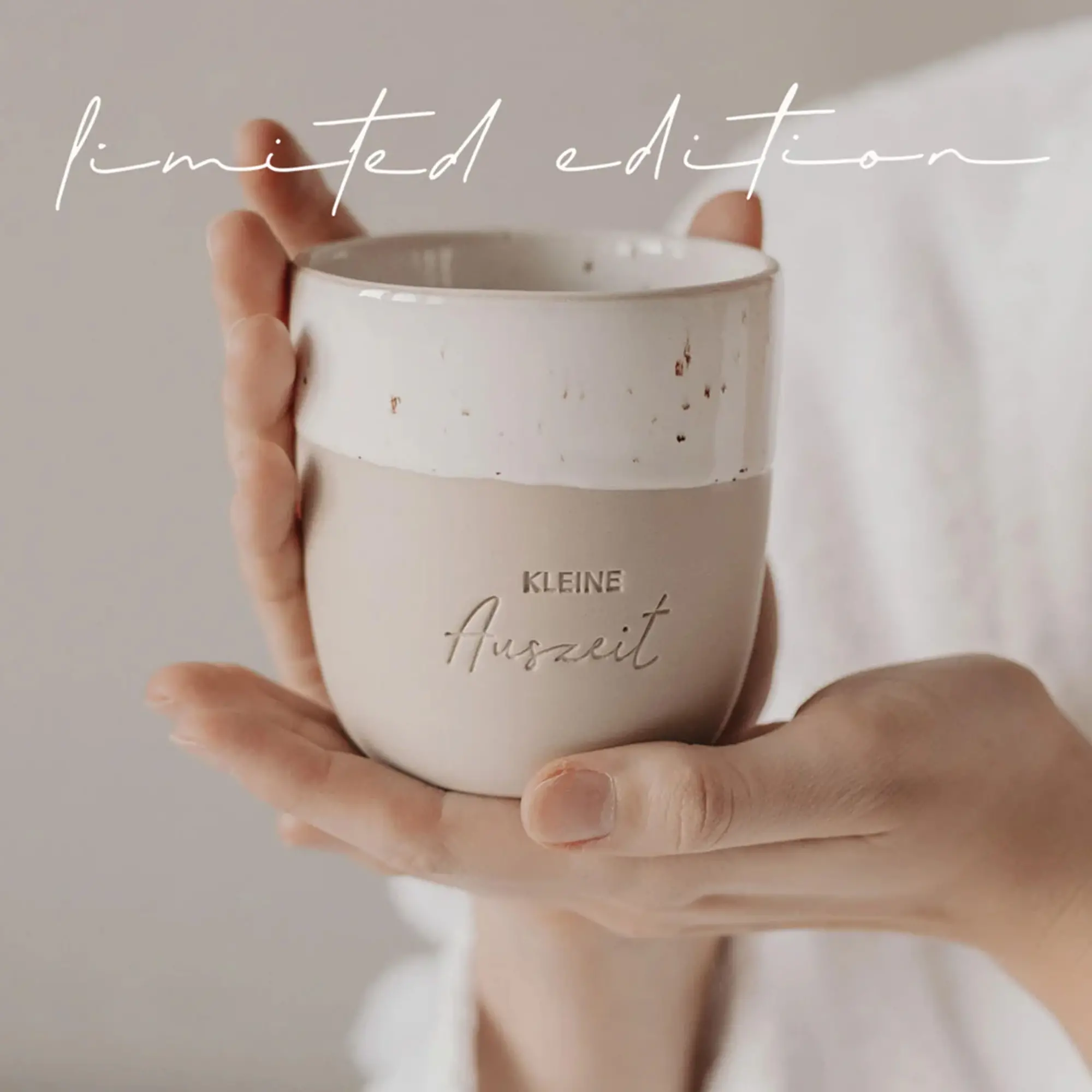 Keramiktasse, Becher, Zweilagig, in der Hand gehalten, gravierter Text