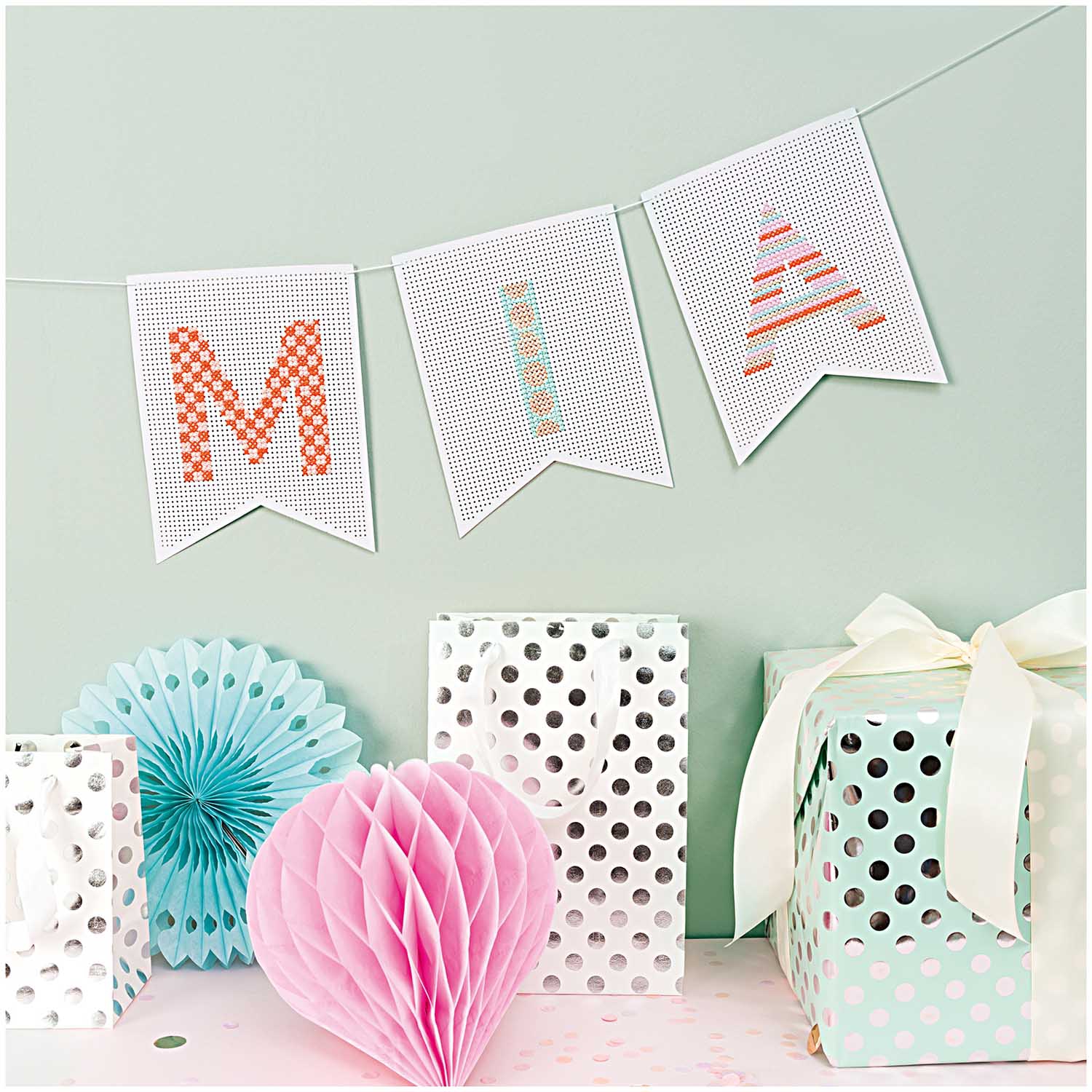 Geschenkpapier auf Rolle, Mint mit silbernen Punkten, 2m Geschenkpapier auf Rolle, Mint mit silbernen Punkten, 2m