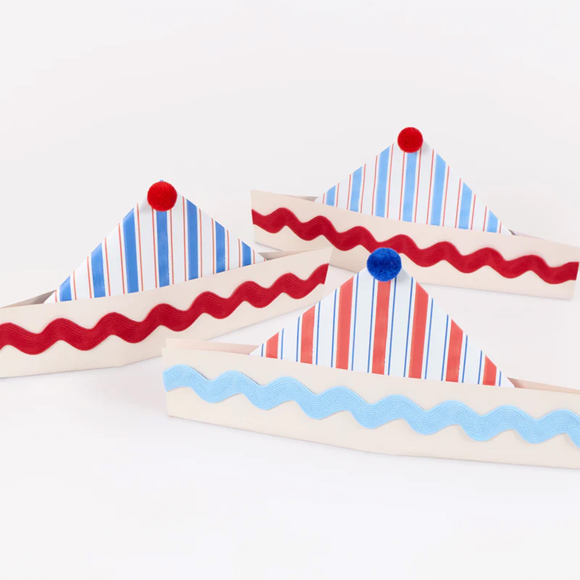 geburtstagstorte, party-deko, pieksen, dreiecke, wellenband