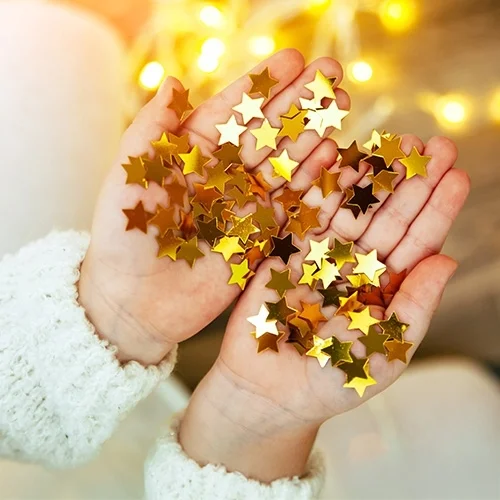 Sternchen Confetti, Gold Sternenstanze, Zauberstern Dekoration, Kinderhand mit Sternen, Glitzersternchen