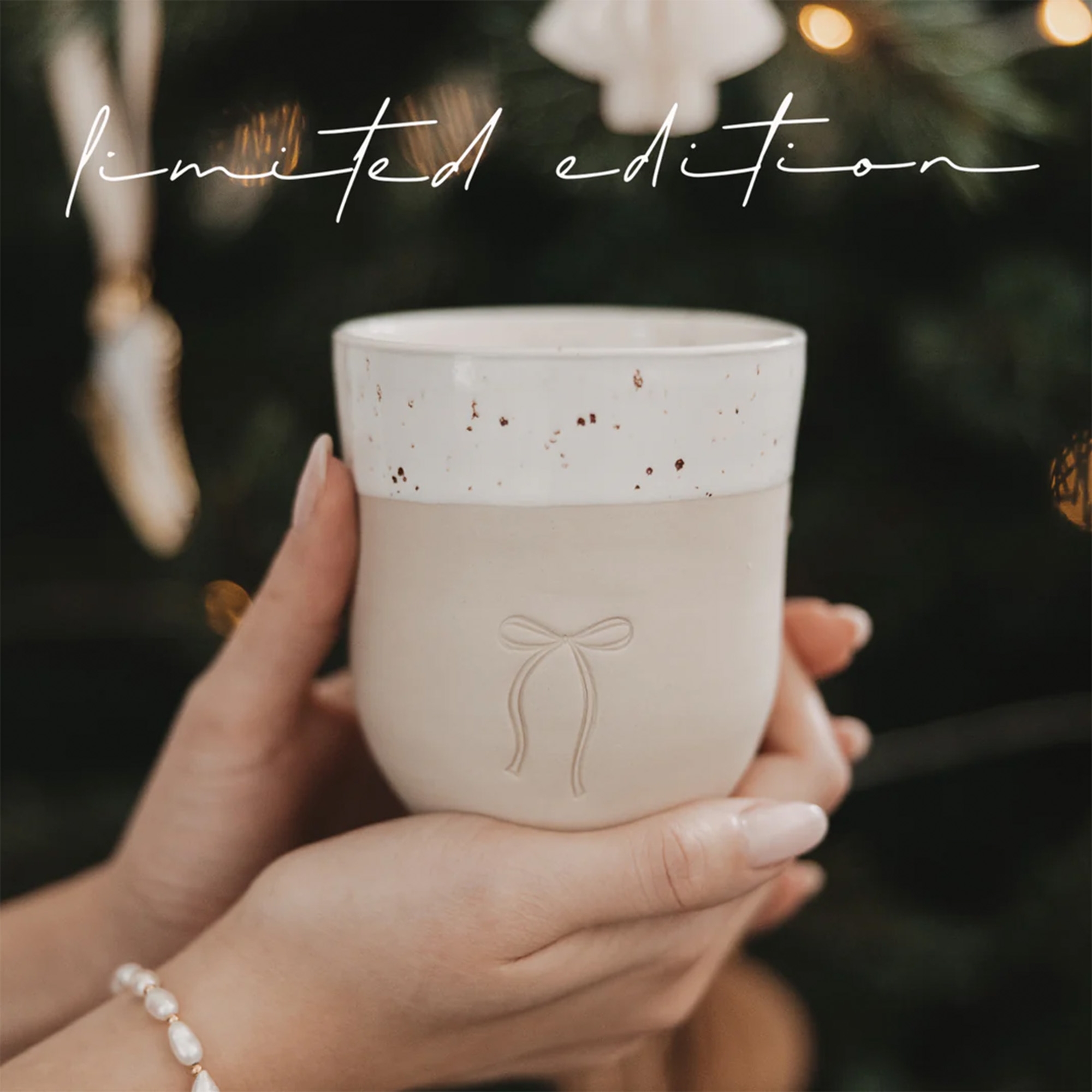 Eulenschnitt - Steingut-Becher "Schleife" Limited Edition Pokal, Körperteil, Finger, Hand, Person