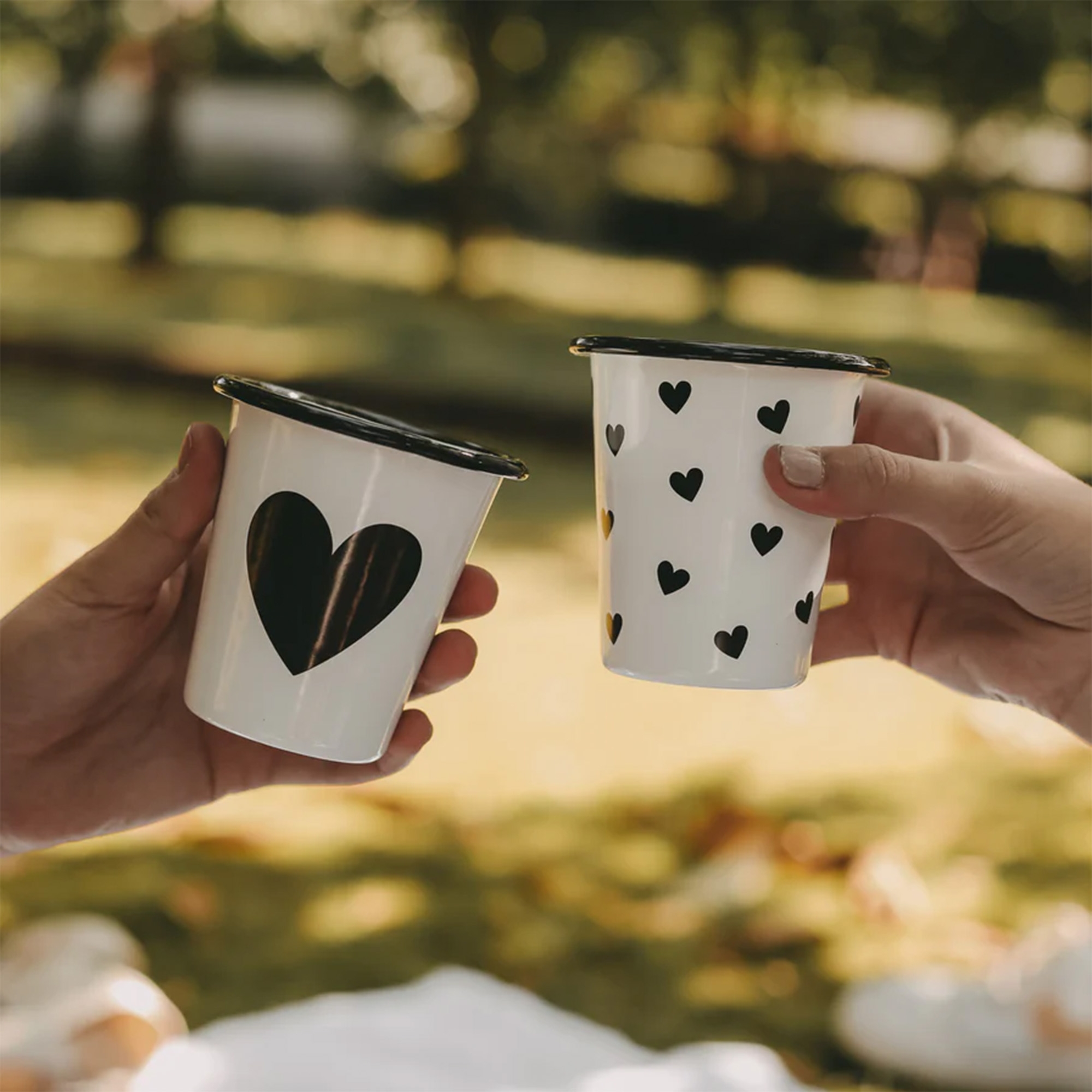 Eulenschnitt - Emaille-Becher "Herzen" Pokal, Einwegbecher, Getränk, Hand, Person