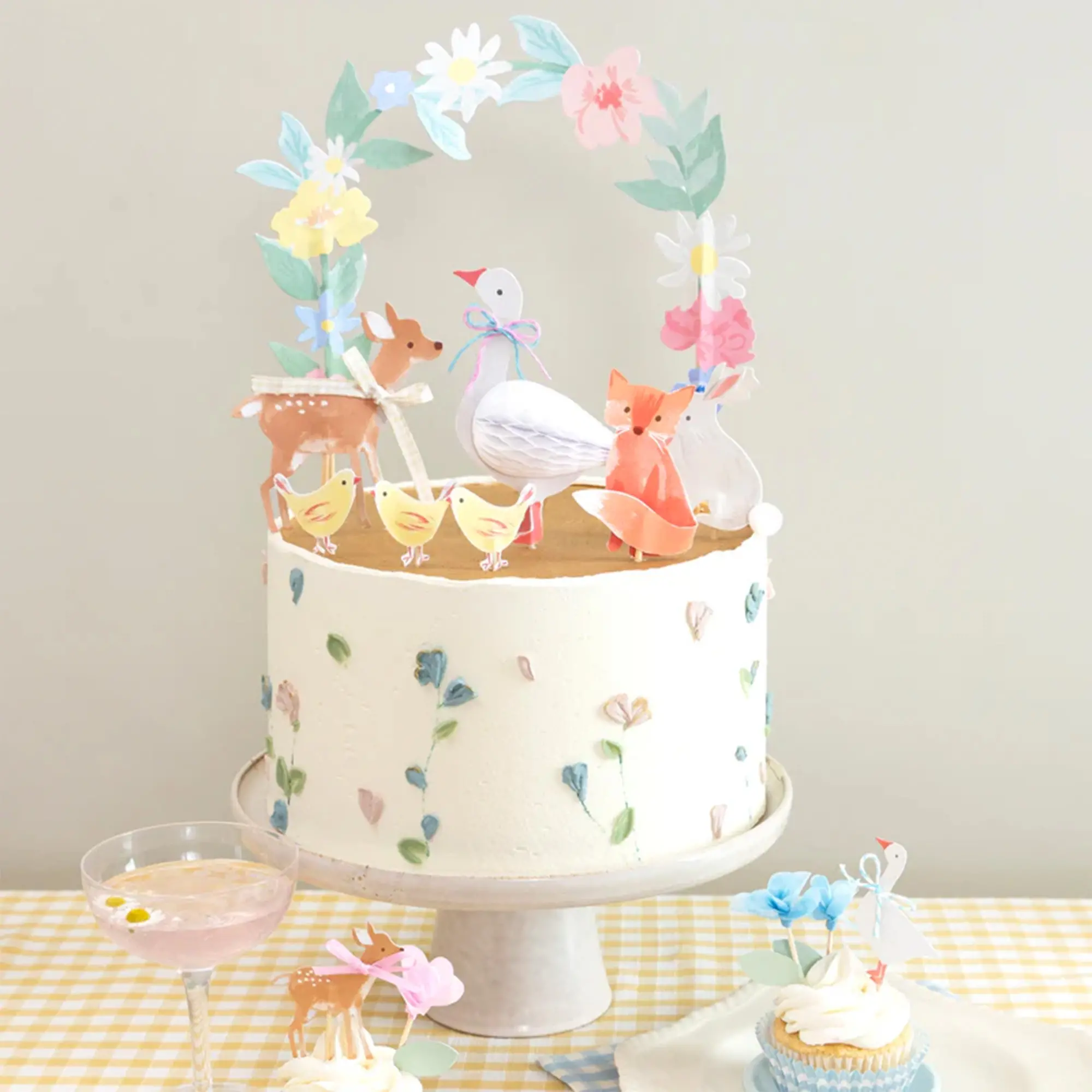 Torte, Zuckerdekoration, Tierfiguren, Hintergrundblumen, Kuchenaufsatz
