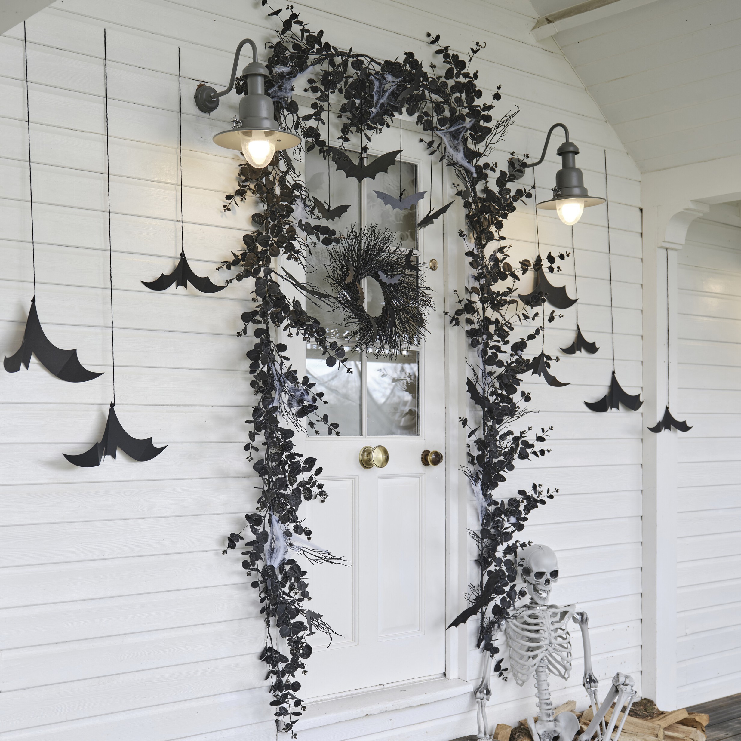 Tür Set Halloween mit Laub und hängenden Fledermäusen