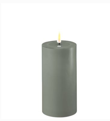Deluxe - LED Stumpenkerzen Salbei 7,5 Øx15cm Deluxe - LED Stumpenkerzen Salbei 7,5 Øx15cm