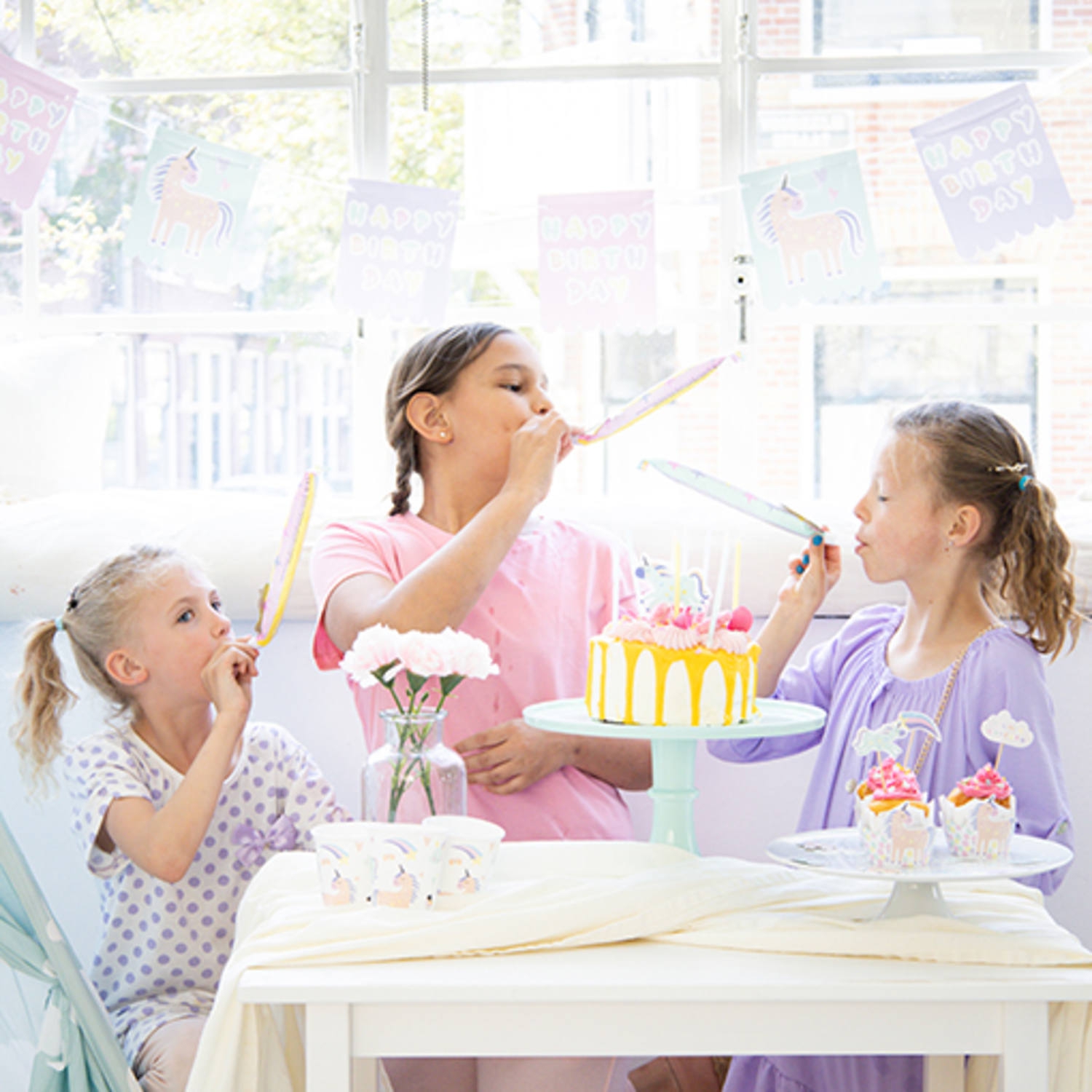 6 Tröten "Regenbogen Einhorn" 6 Tröten "Regenbogen Einhorn"