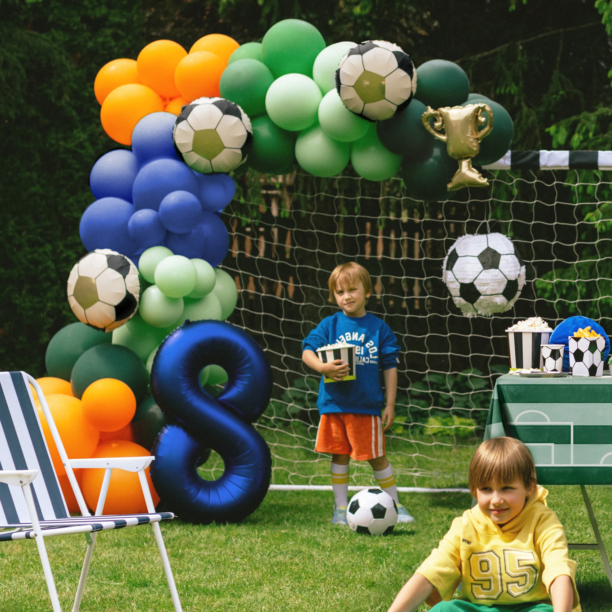 Folienballons für Girlande "Pokal mit Bällen" Luftbefüllung Fußball-Ball, Sphäre, Menschen, Gras, Portrait