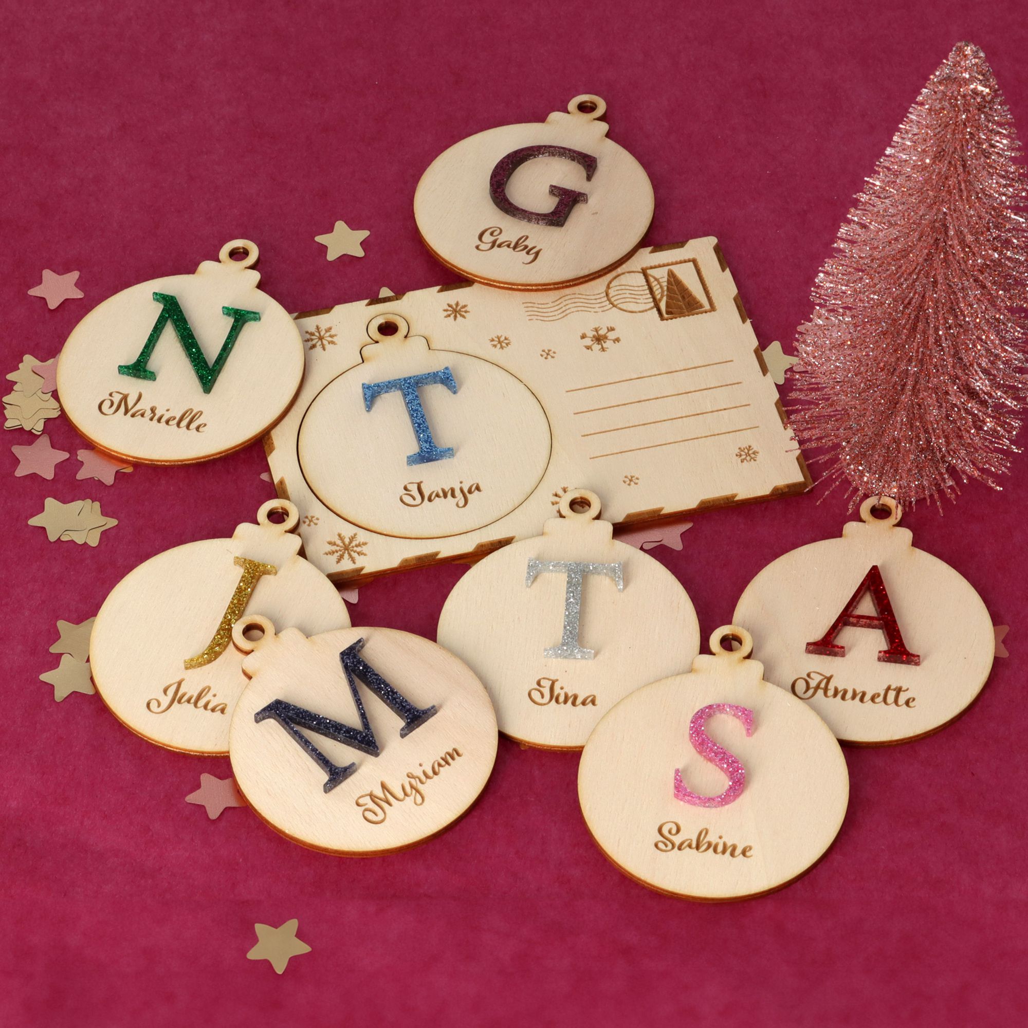 Holzpostkarte mit personalisierter Weihnachtskugel Holzpostkarte mit personalisierter Weihnachtskugel