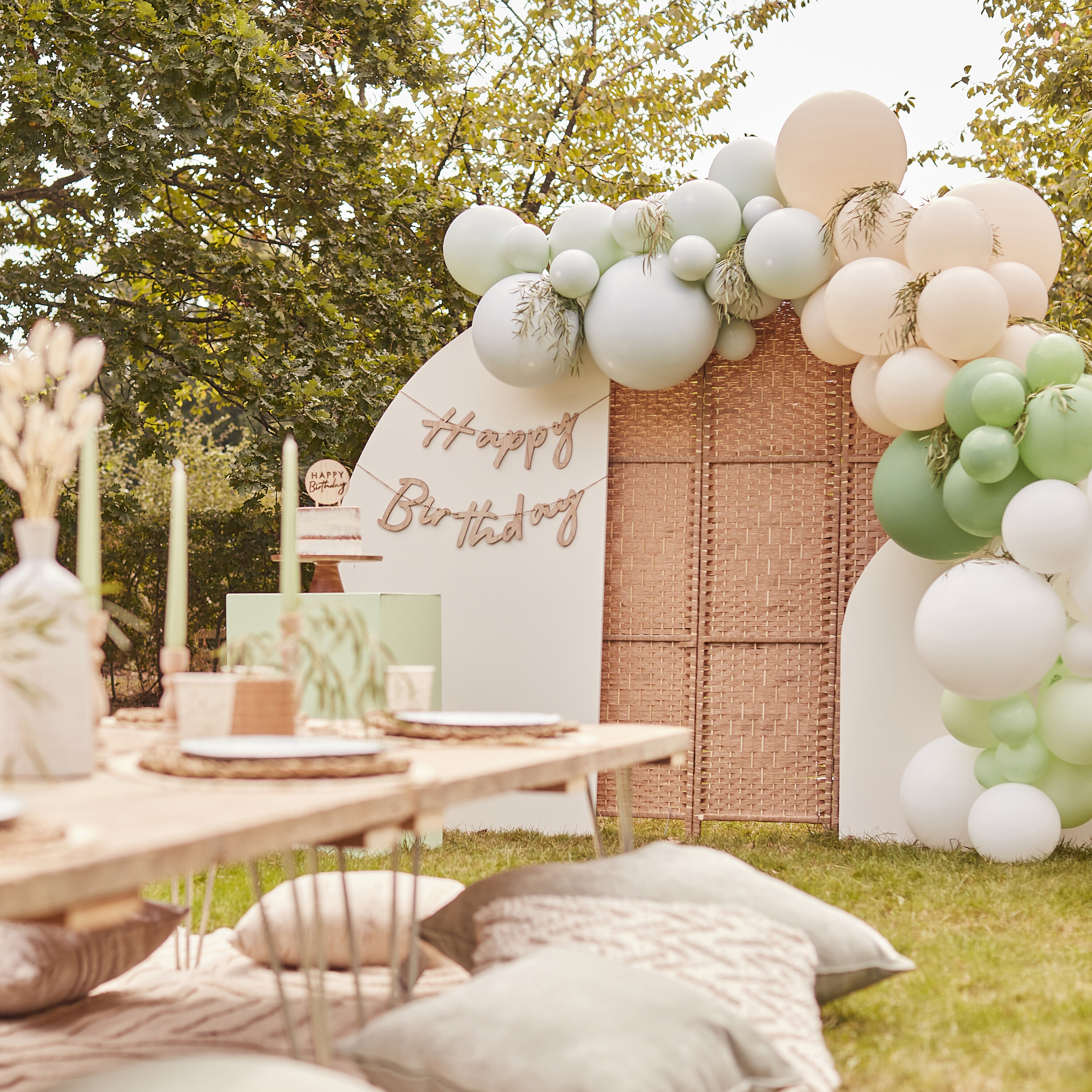 DIY Ballongirlande zum Selberbauen - Nude/Weiß/Pastellgrün