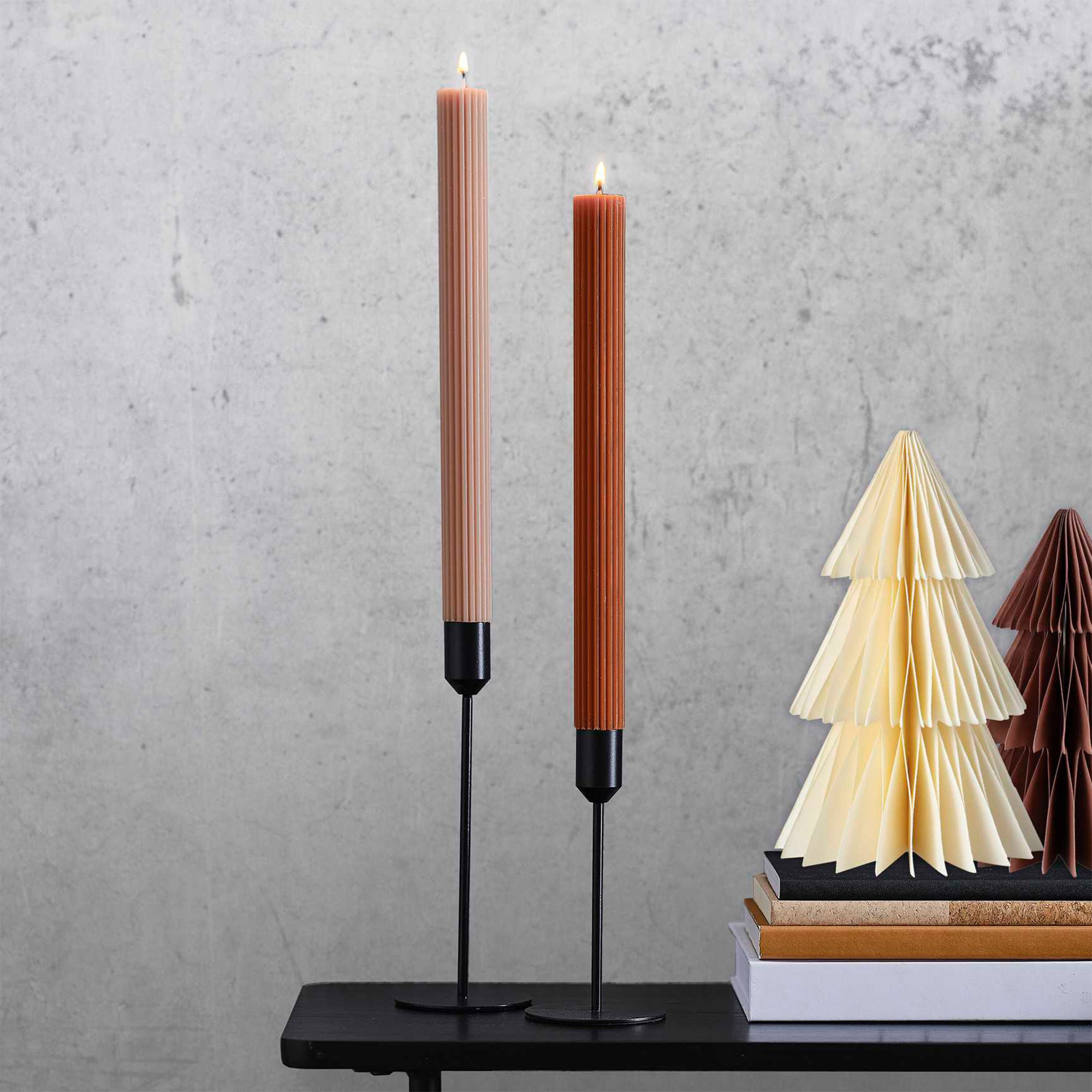 2 Geriffelte Stabkerzen in Kupferfarben 2 Geriffelte Stabkerzen in Kupferfarben