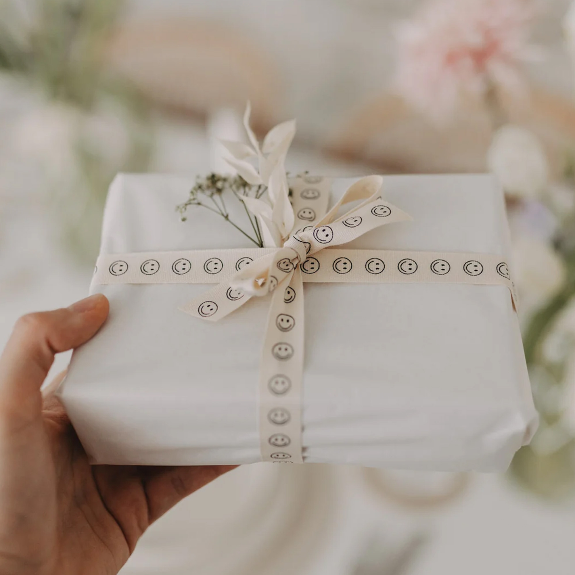 Geschenkverpackung, Weiß, Band mit Smiley, Geschenkband, Papierverpackung