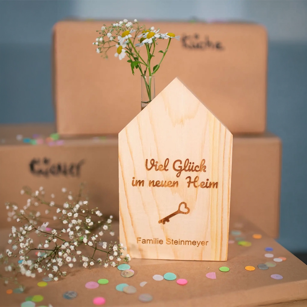 Haus mit Vase zum Einzug
