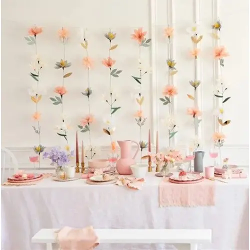 Leute, Dekoration für Zuhause, Esstisch, Blumen-Arrangement, Tischdecke