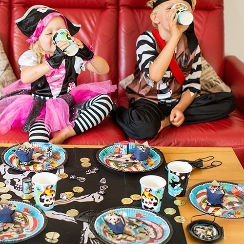 6d94bc615bedaa58e7da0e7c49a073be6eb155a2 Couch, Esstisch, Brunch, Person, Mahlzeit