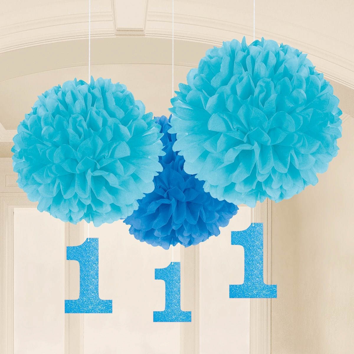 1st Birthday Boy - 3 Fluffy Pom Poms mit Anhängern 1st Birthday Boy - 3 Fluffy Pom Poms mit Anhängern
