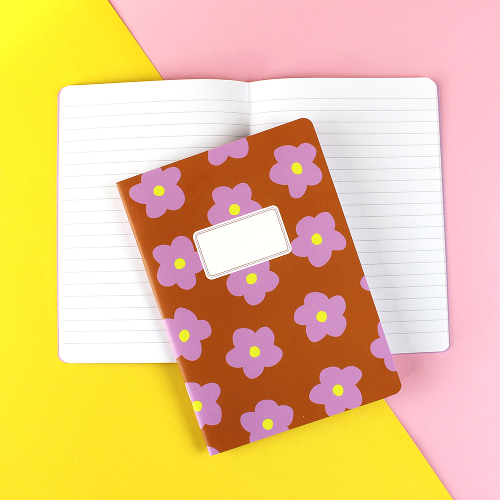 Notizbuch, Blumenmuster, brauner Einband, rosa Blüten, weiße Etikette