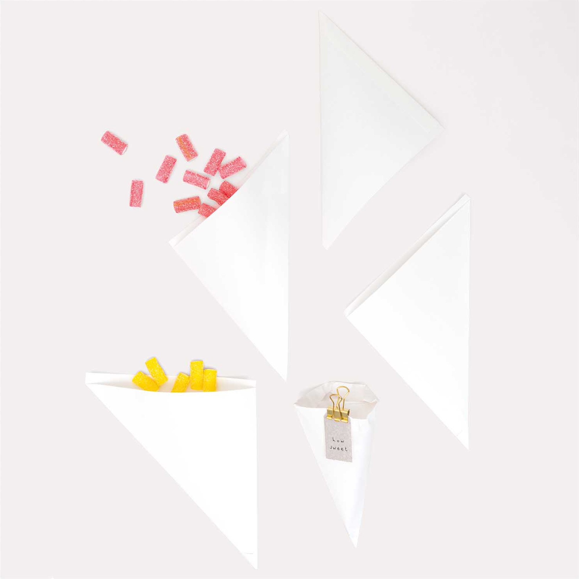 e64ea24bf6edd5253ebc4c17602102dbfed8a57c 12 Spitztüten, Weiß