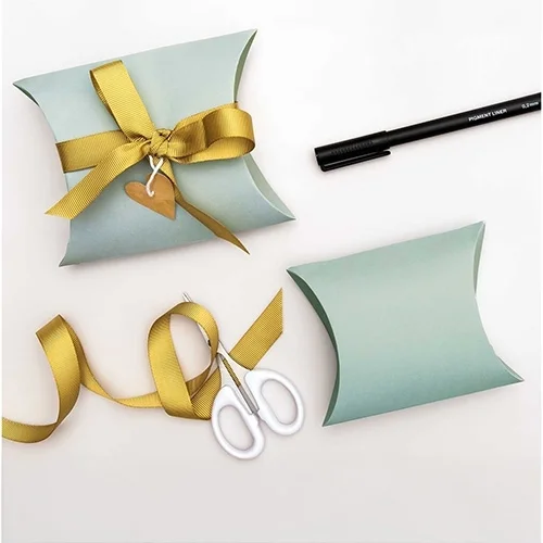 Geschenkverpackung, Päckchen, Schmuckanhänger, Schere, Band