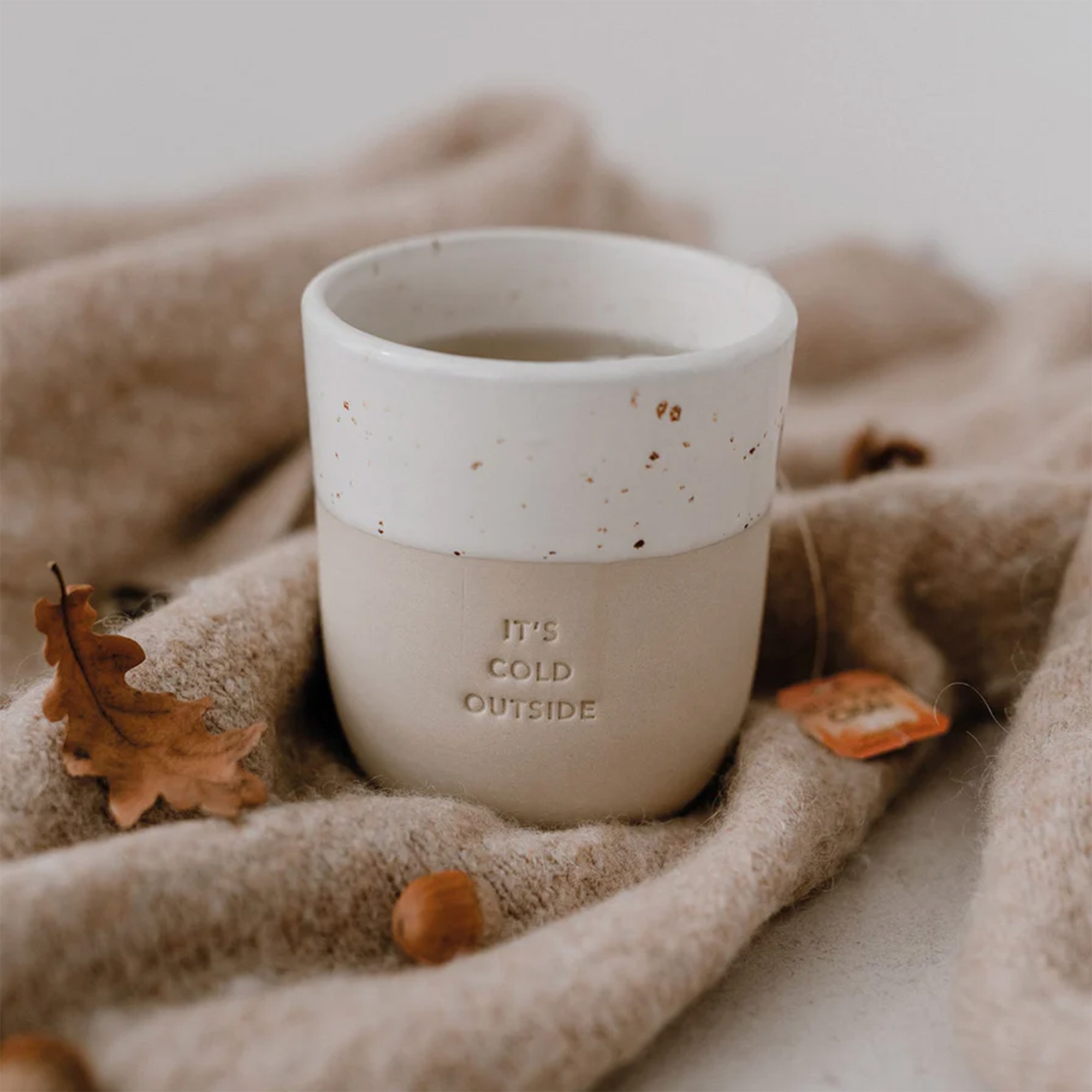 Eulenschnitt - Steingut-Becher "It´s cold outside" Eulenschnitt - Steingut-Becher "It´s cold outside"