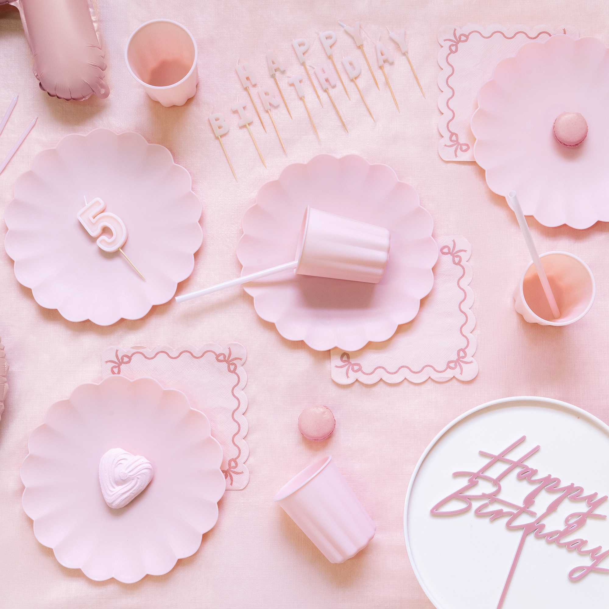 Geburstagskerzen "Happy Birthday" - Rosa Essen, Glasur, Leute, Süßigkeiten, Teller