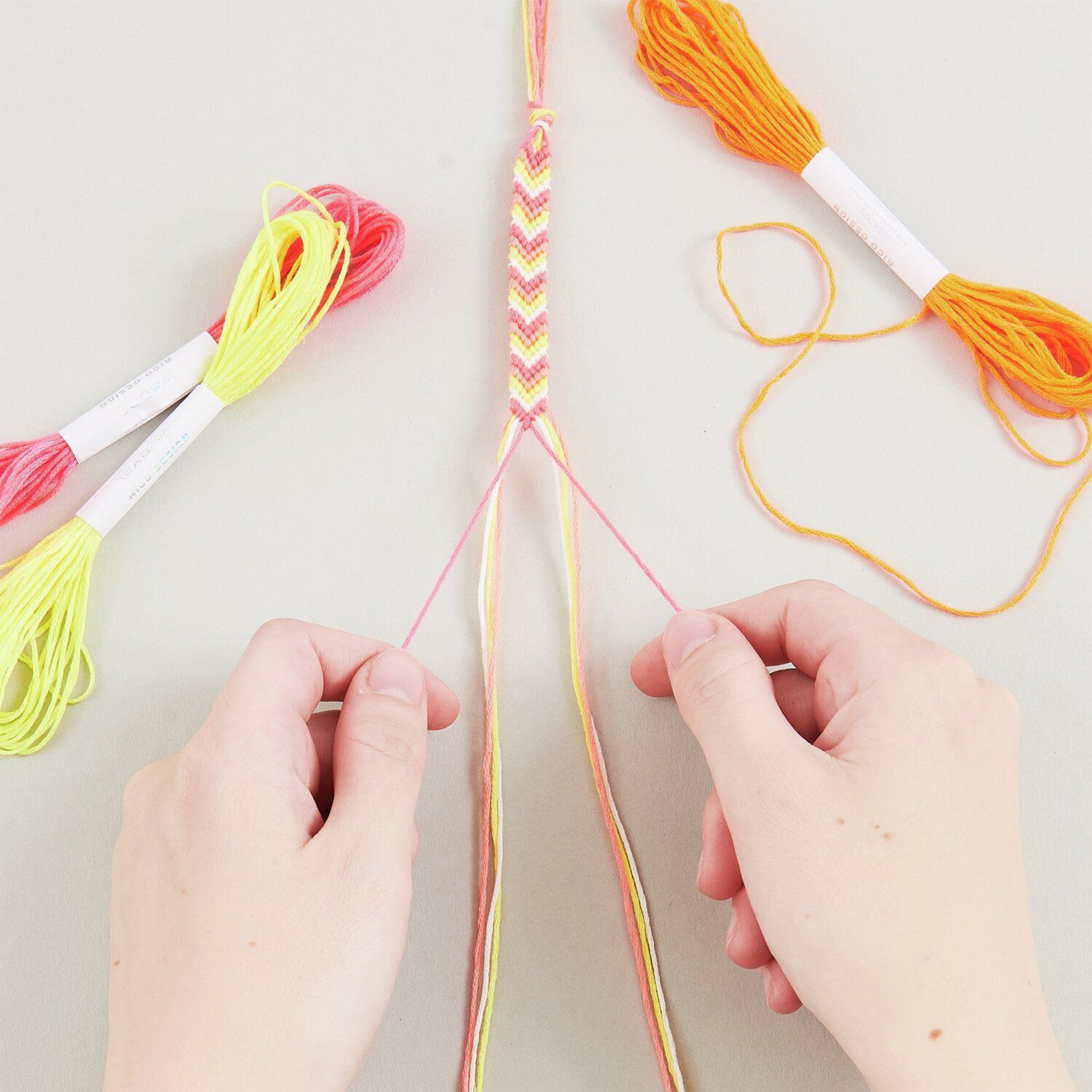 DIY Freundschaftsarmbänder Set "Neon Colours" Knoten